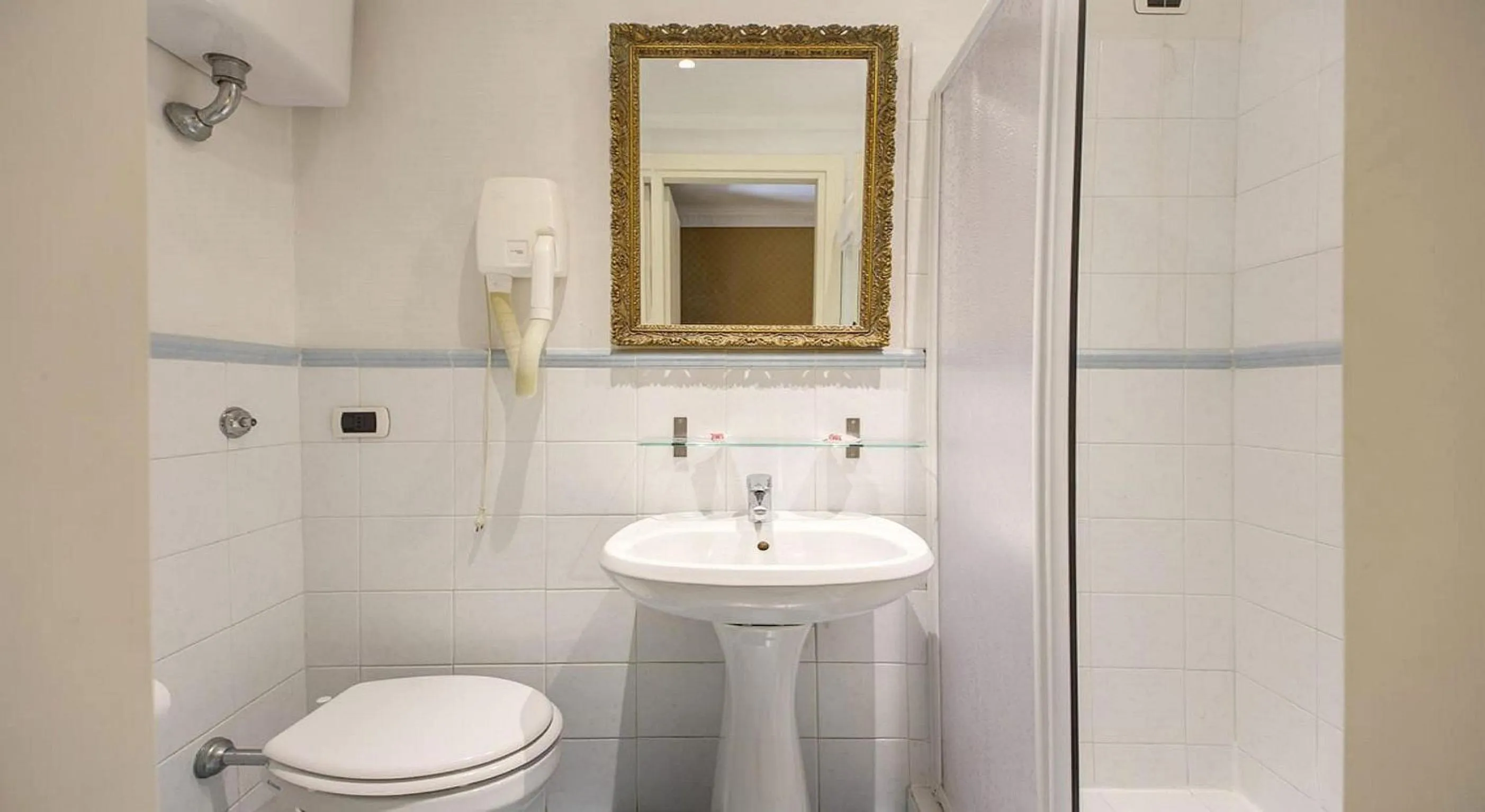 Bathroom in 939 Hotel