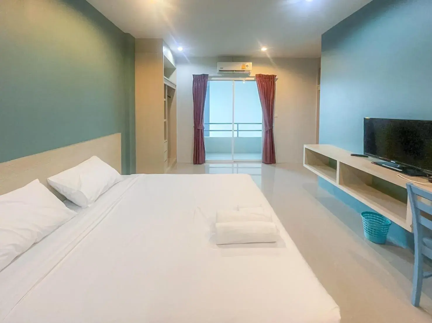 Deluxe Double Room with Balcony in Hop On Phuket Deluxe Double Room with Balcony in Hop On Phuket