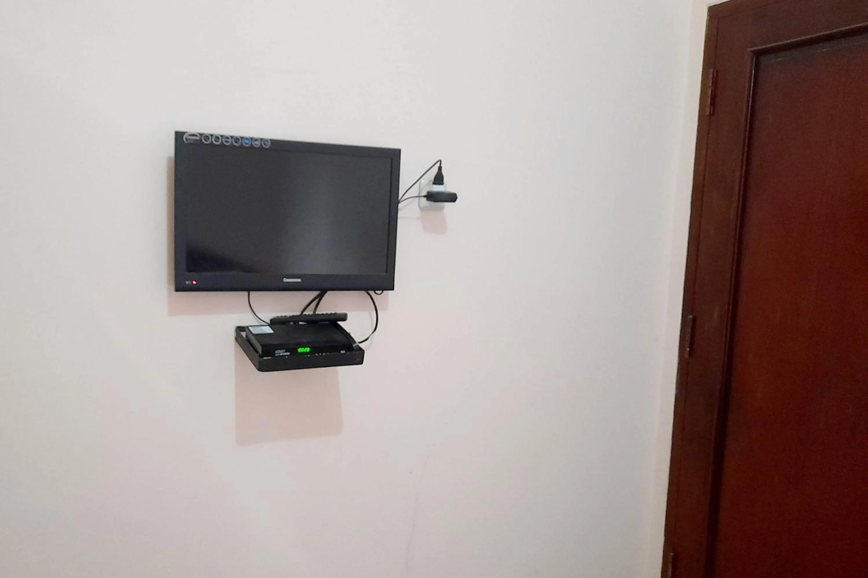 TV and multimedia in RedDoorz Syariah near Komplek Candi Arjuna Dieng 2