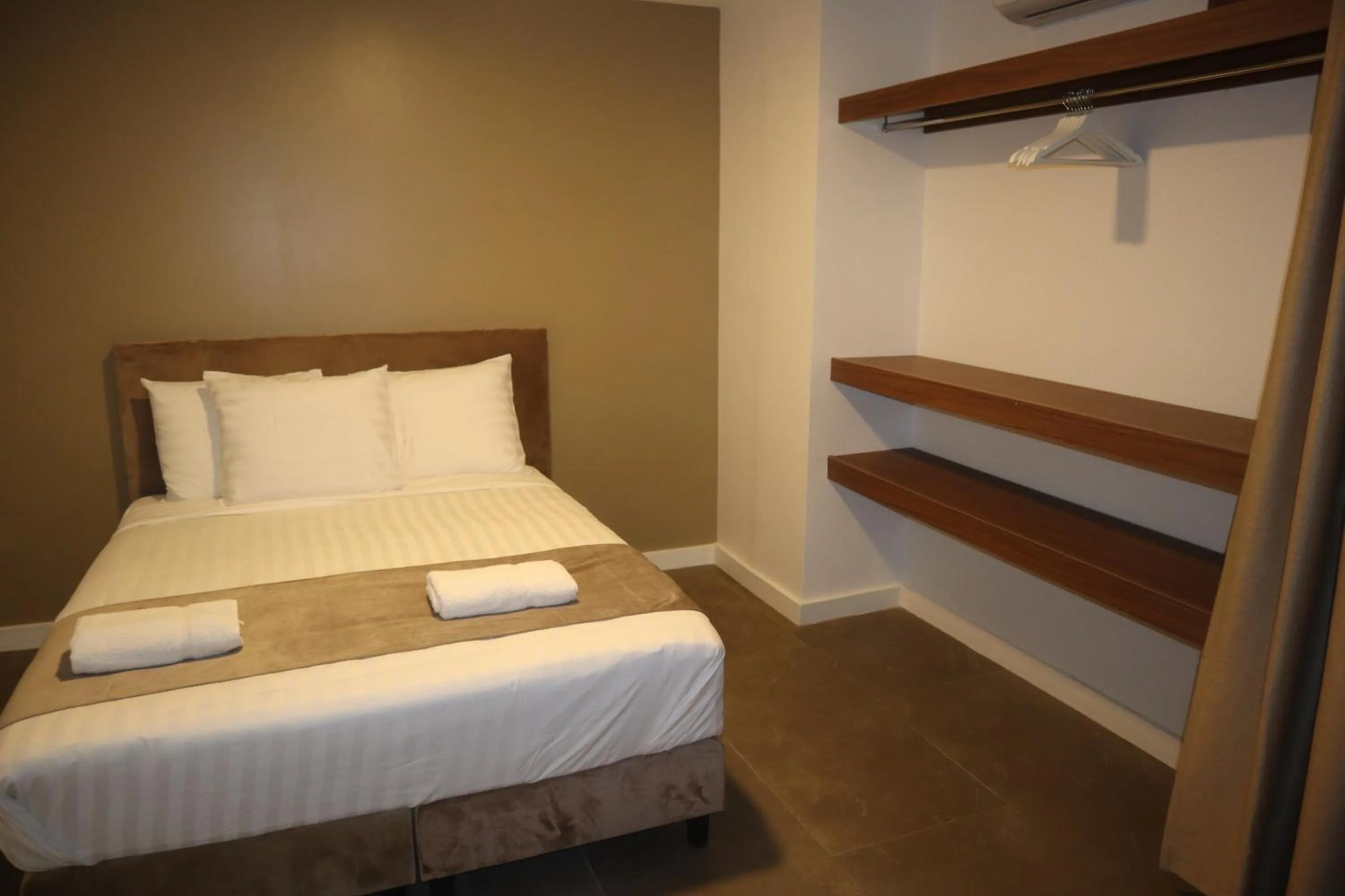 Bed in Empire Apartments SU 2 Marthastraat