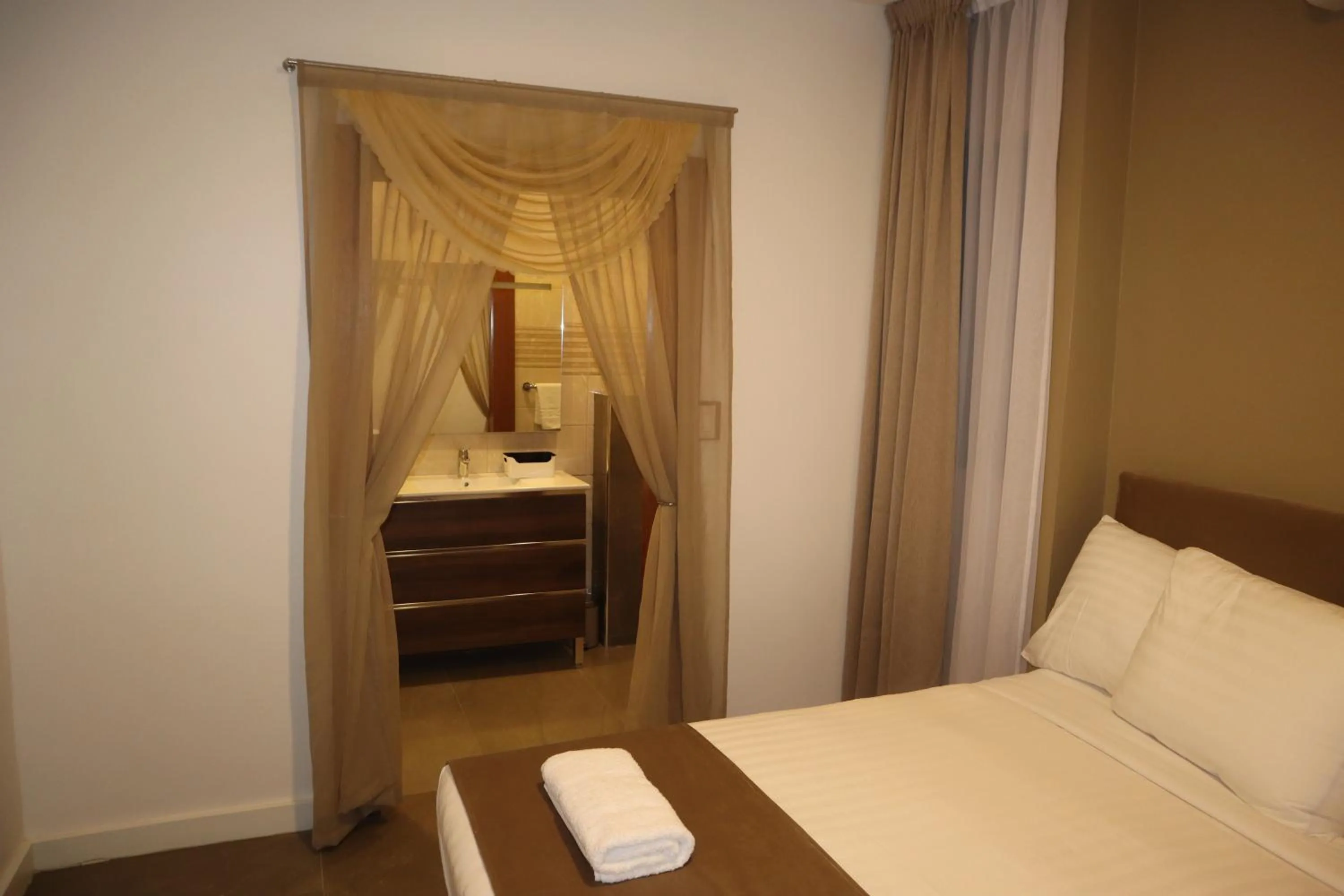 Bed in Empire Apartments SU 2 Marthastraat