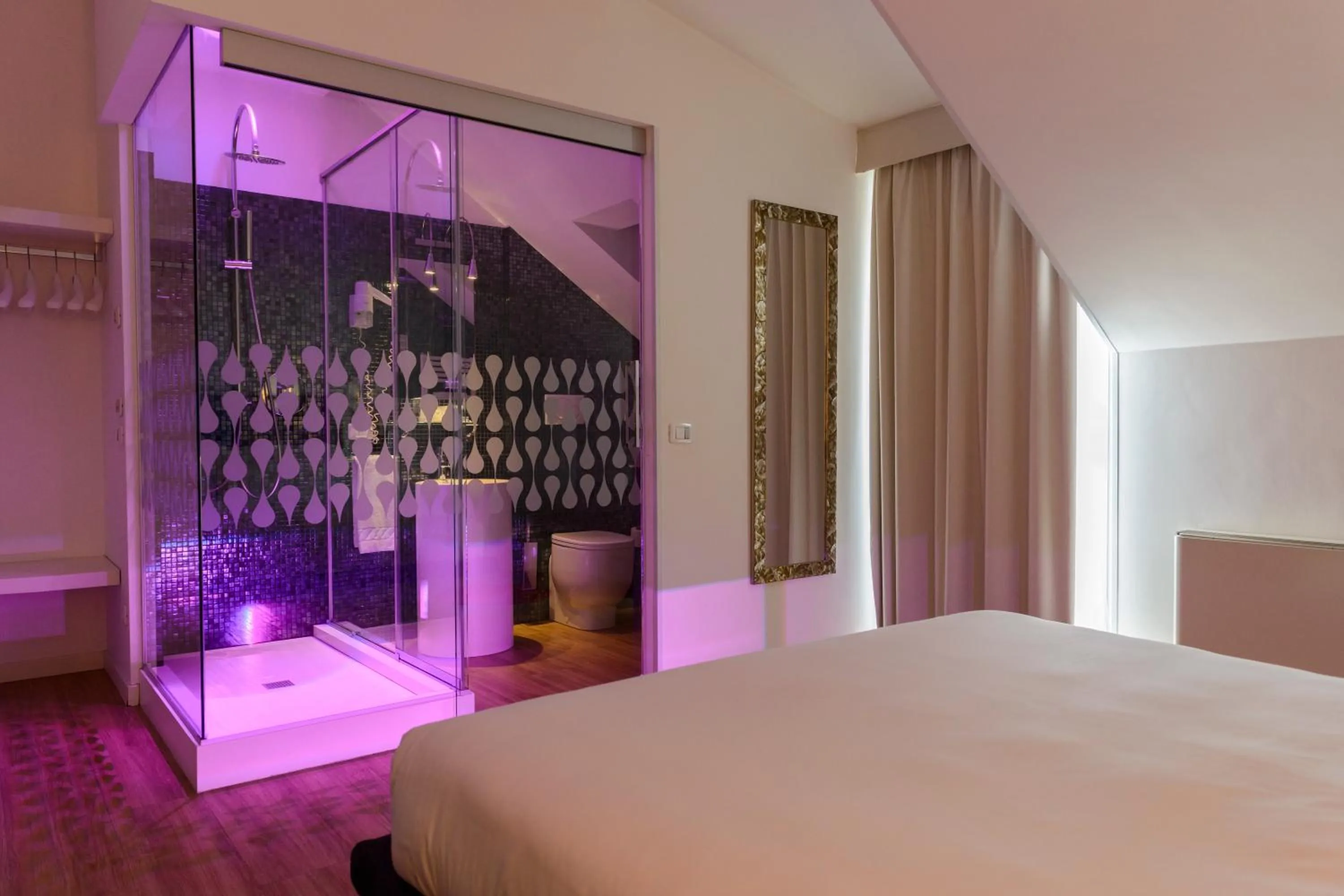 Shower, Bed in Elite Hotel & Spa