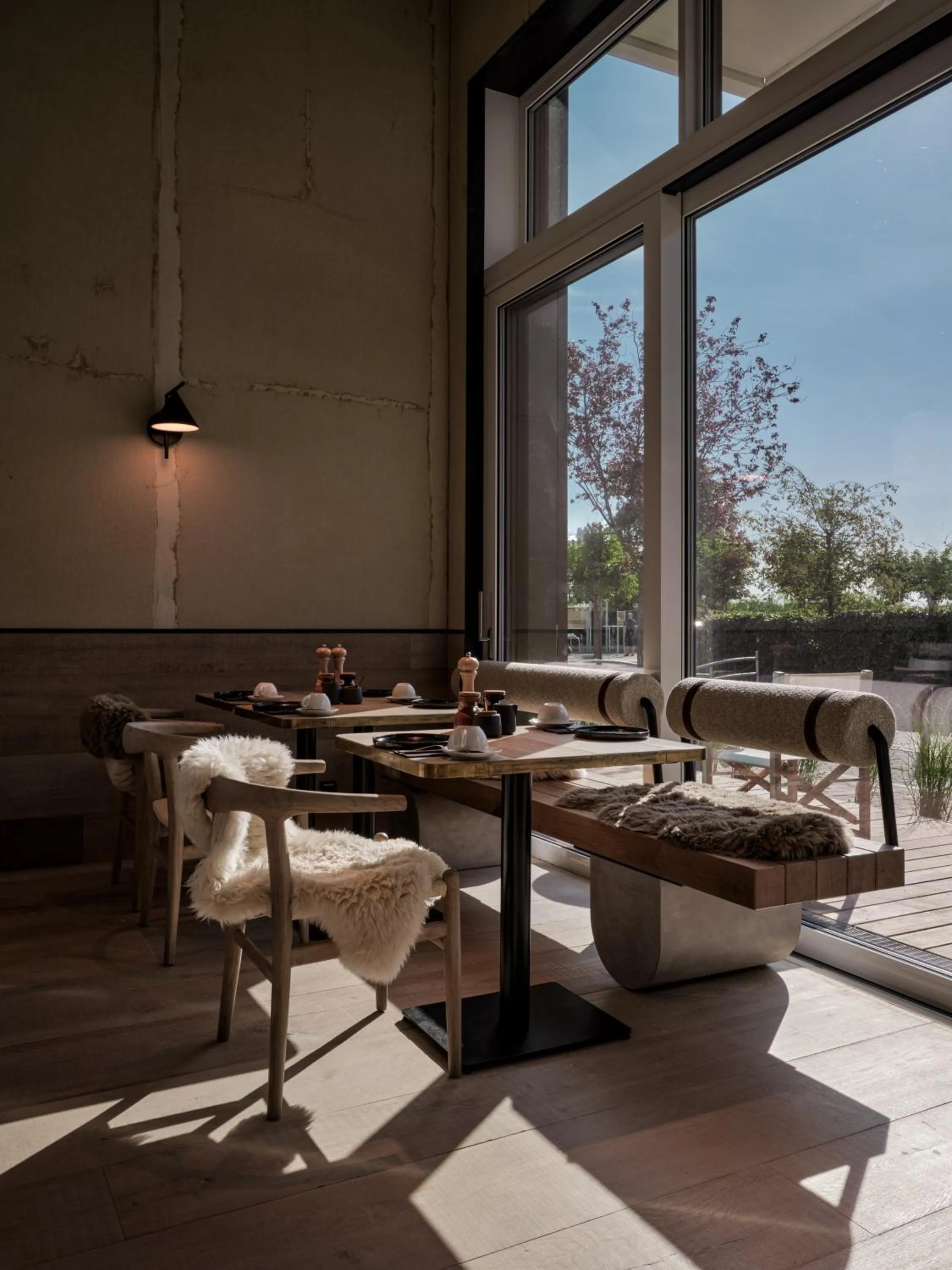 Restaurant/places to eat in the breeze