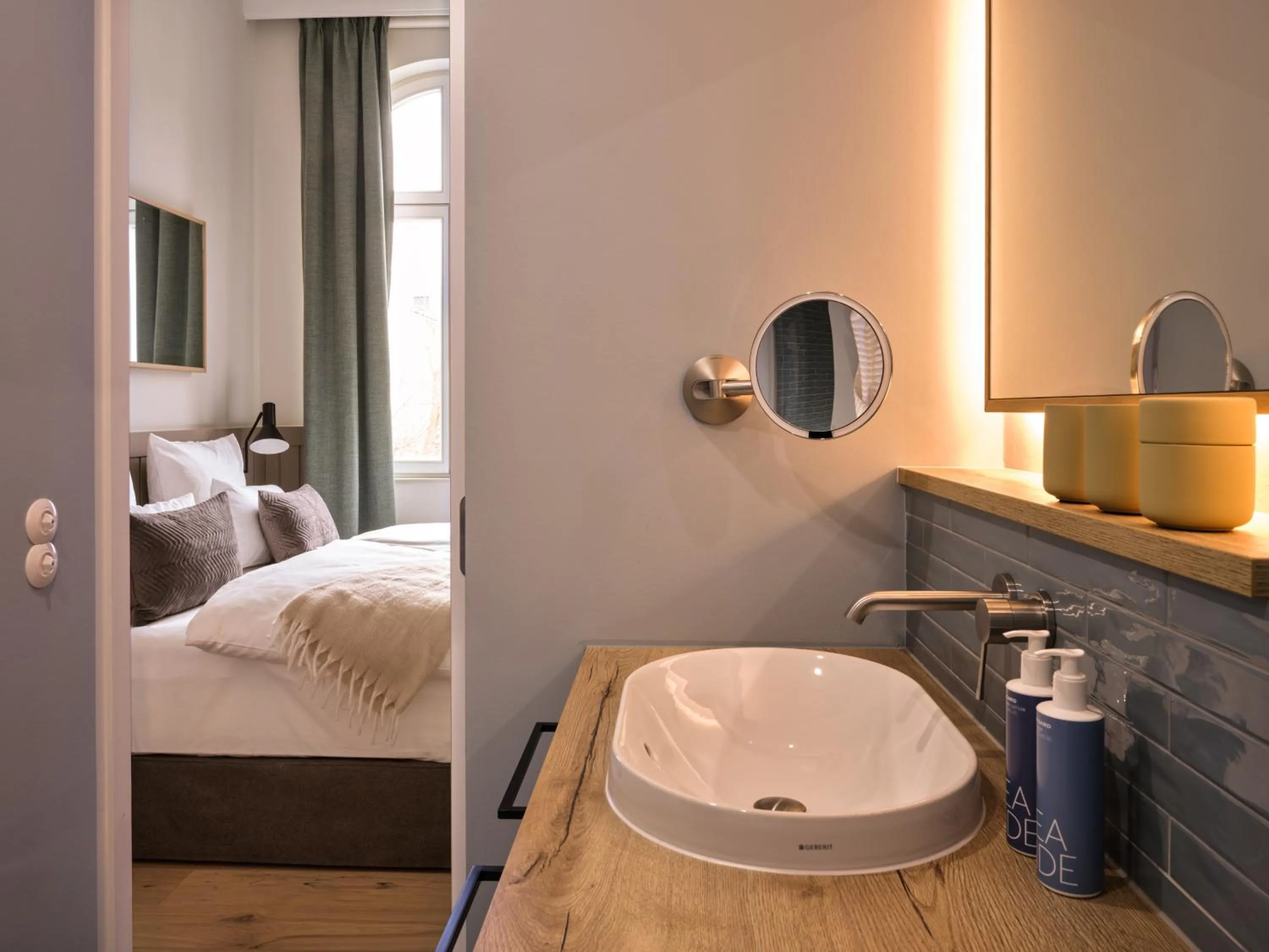 Bathroom, Bed in the breeze