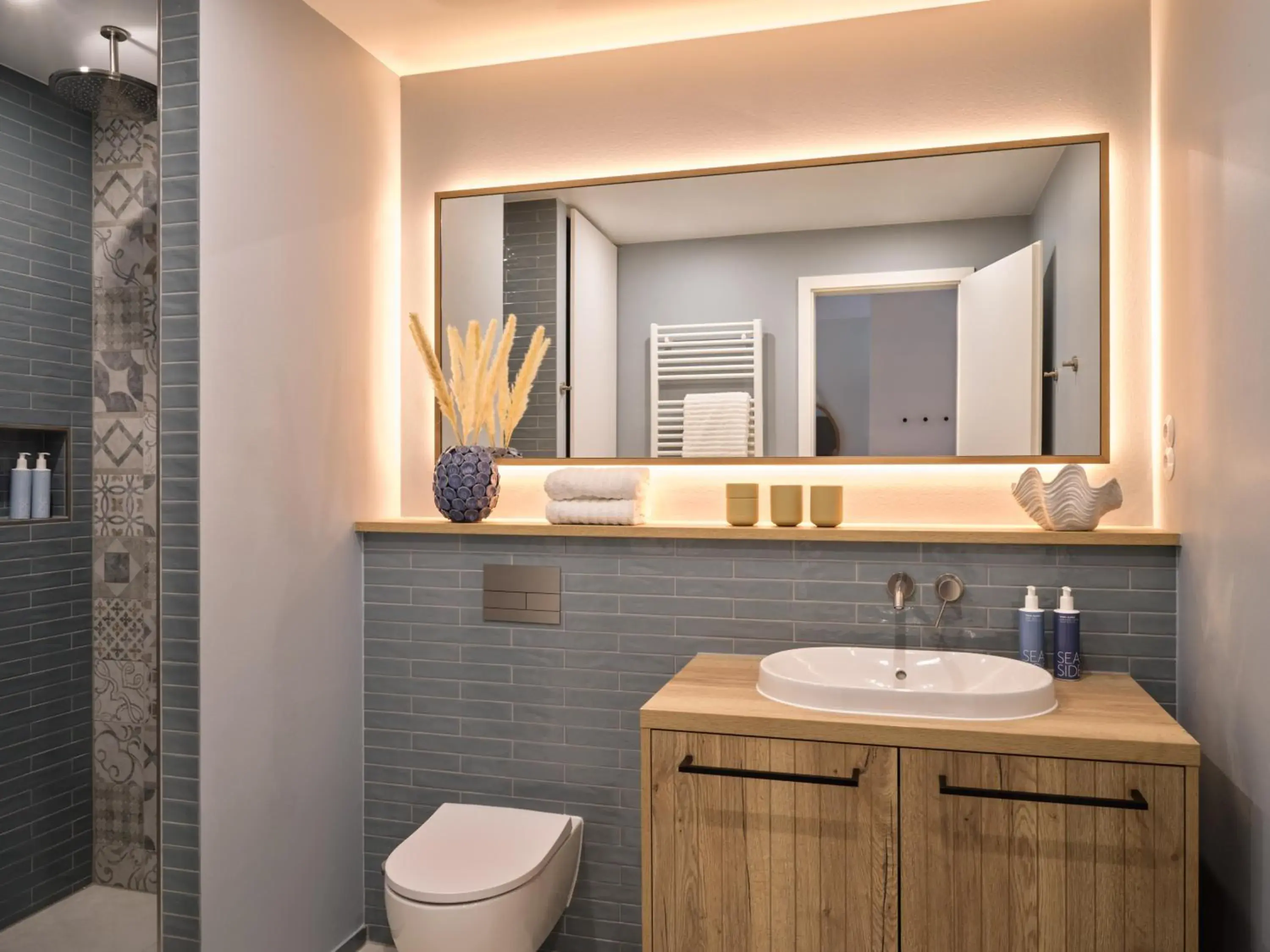 Large One-Bedroom Apartment with Side Sea View - single occupancy in the breeze Large One-Bedroom Apartment with Side Sea View - single occupancy in the breeze