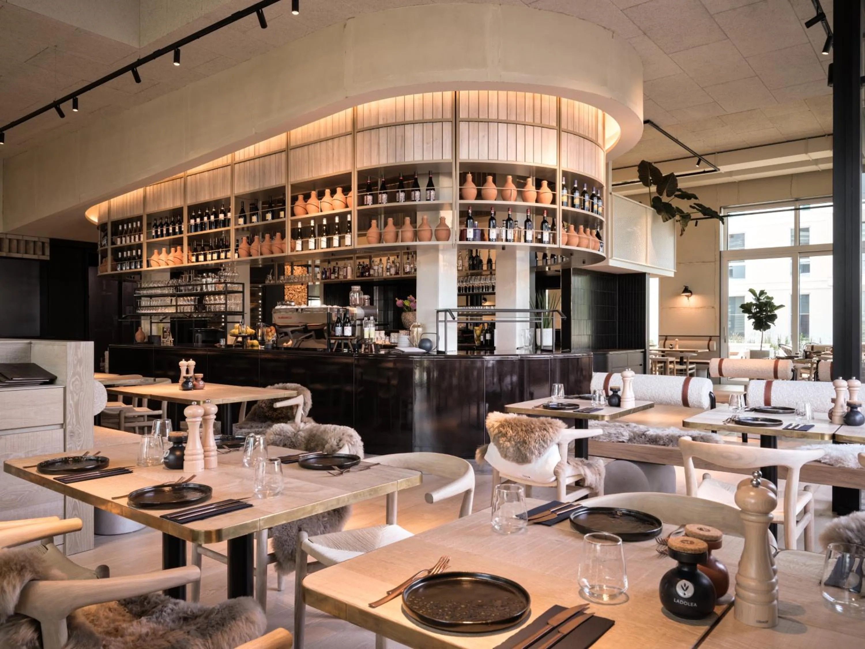 Restaurant/places to eat in the breeze