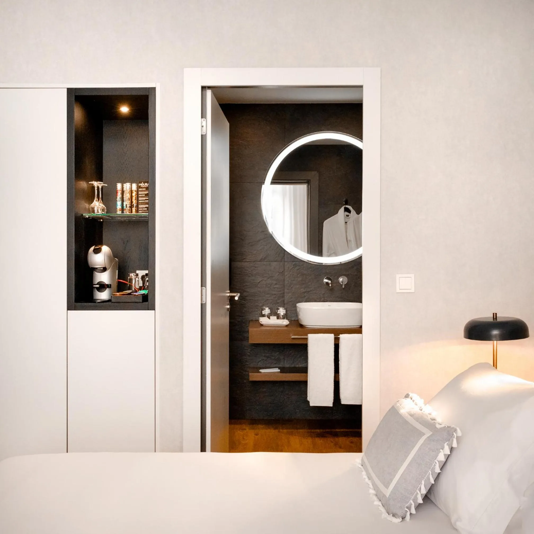 Bedroom, Bed in MouraSuites Hotel