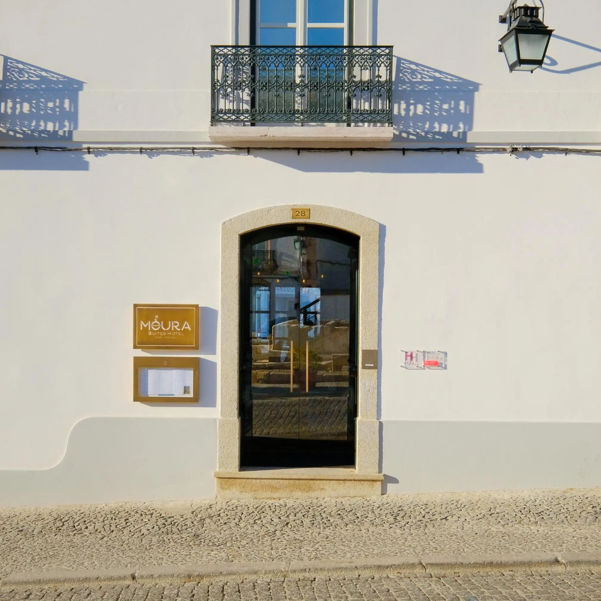 Facade/entrance in MouraSuites Hotel