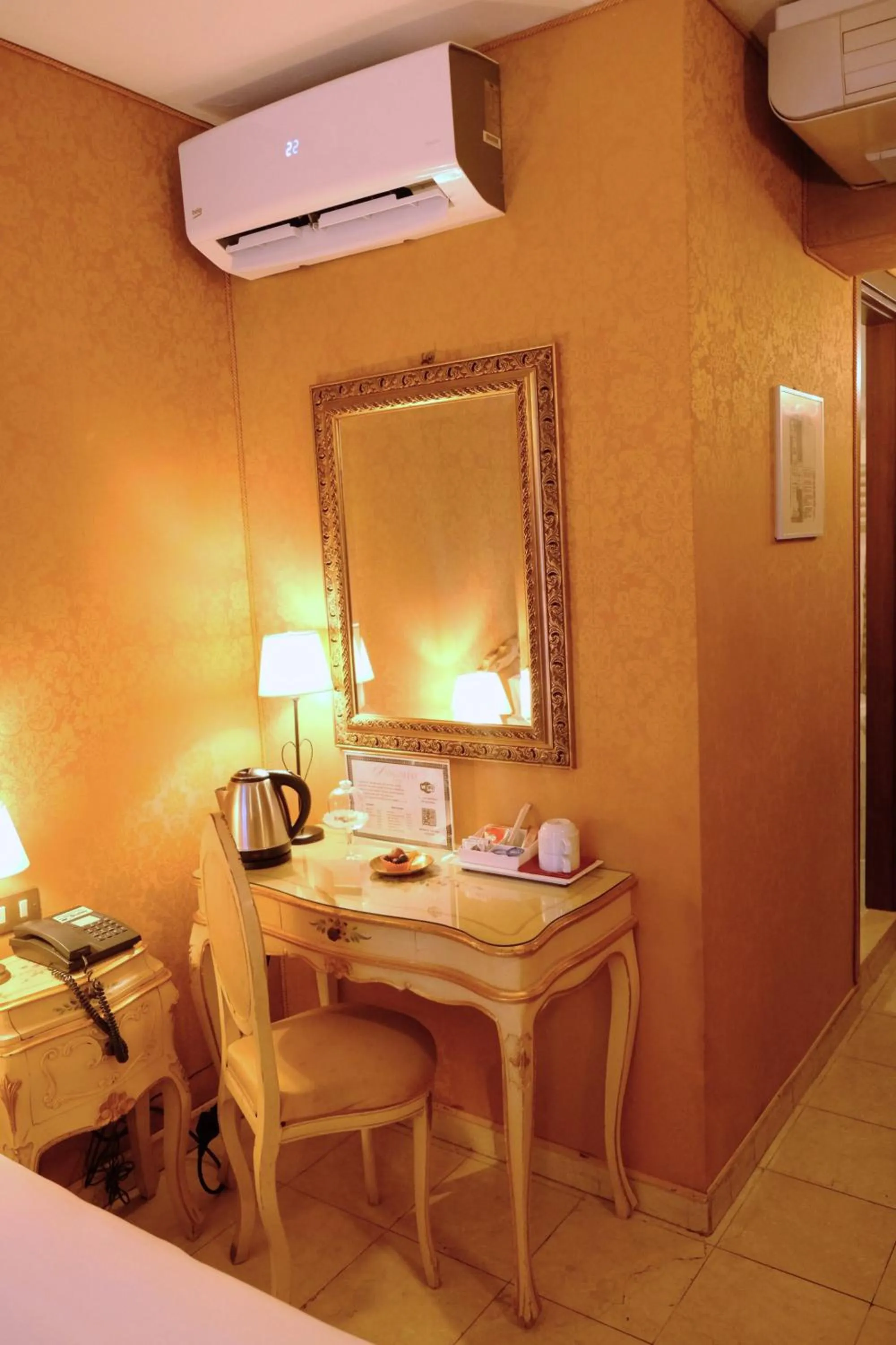 Photo of the whole room in H O T E L S A N G A L L O l