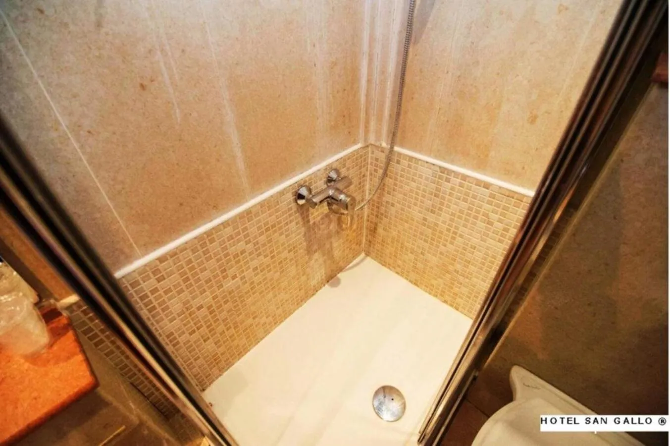 Shower in H O T E L S A N G A L L O l