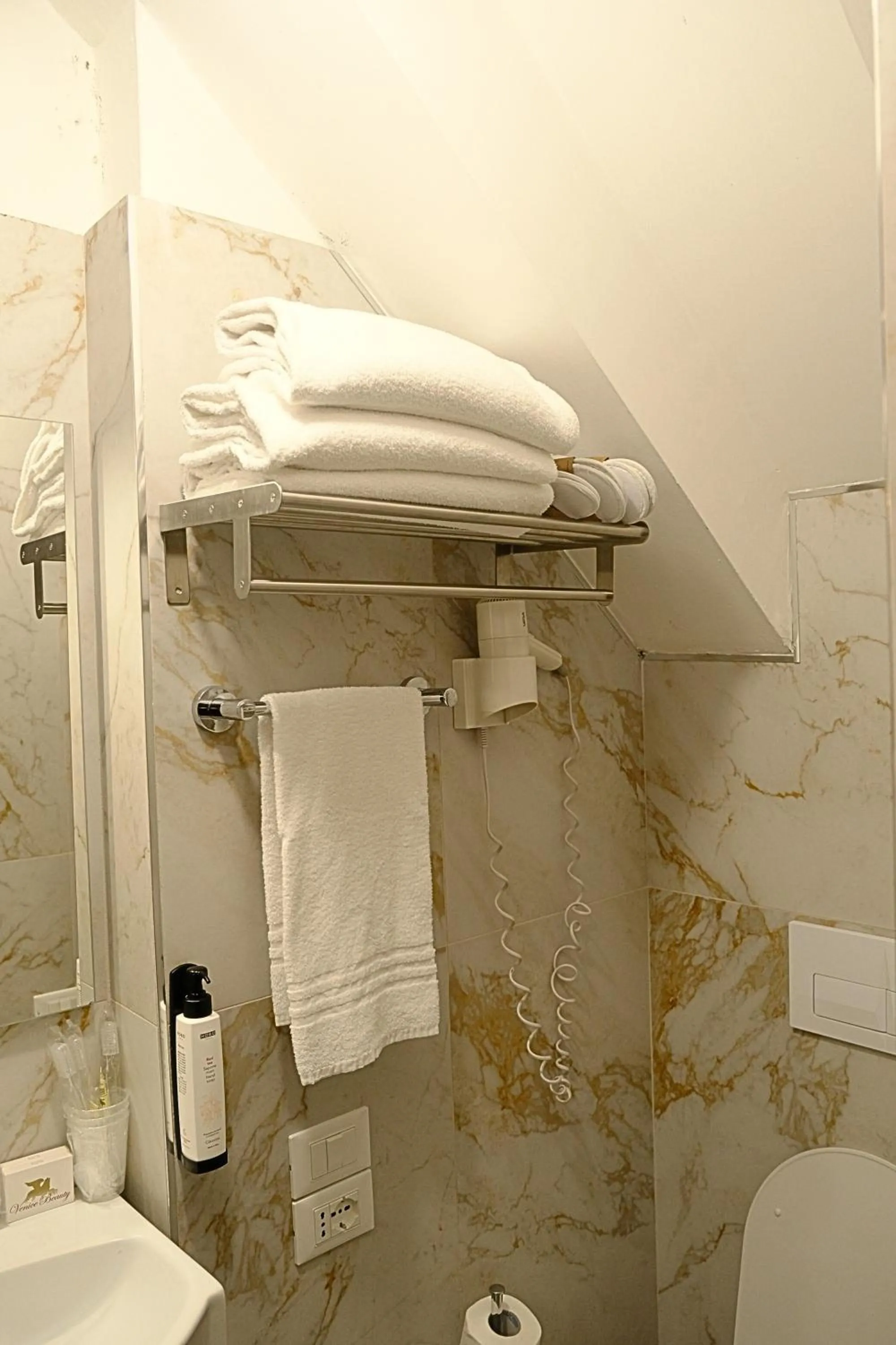 Bathroom in H O T E L S A N G A L L O l