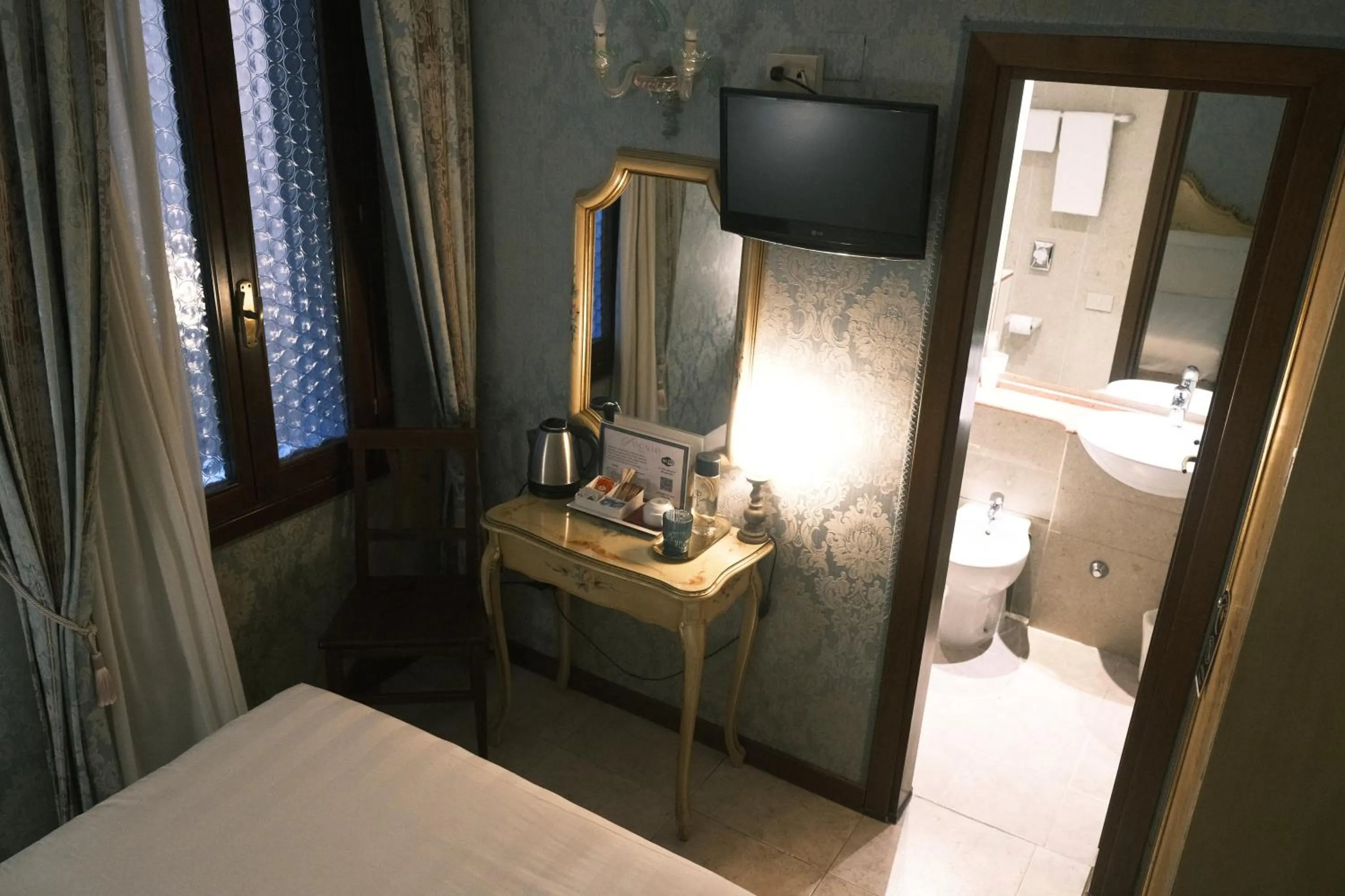 Photo of the whole room, Bed in H O T E L S A N G A L L O l