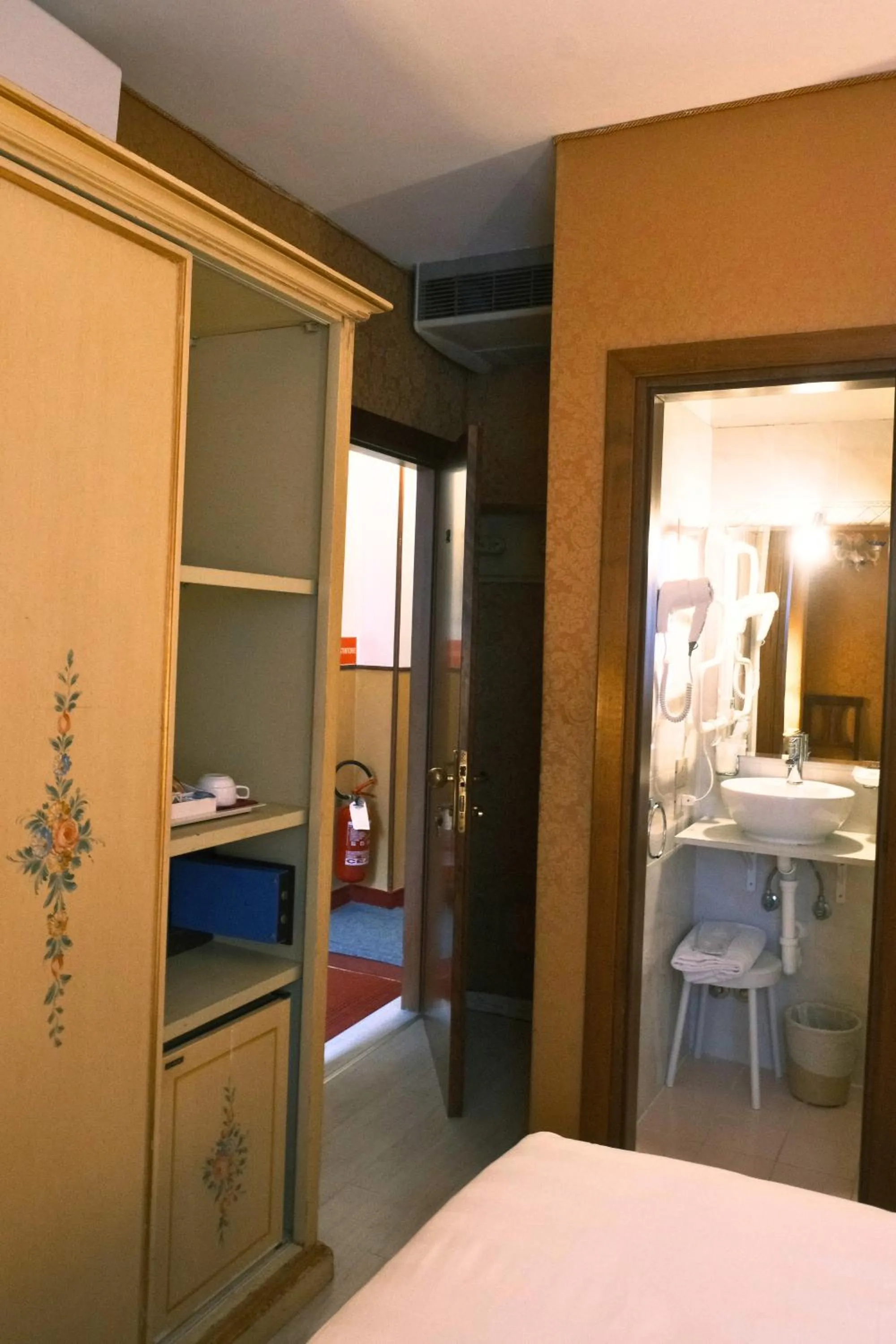 Photo of the whole room, Bed in H O T E L S A N G A L L O l