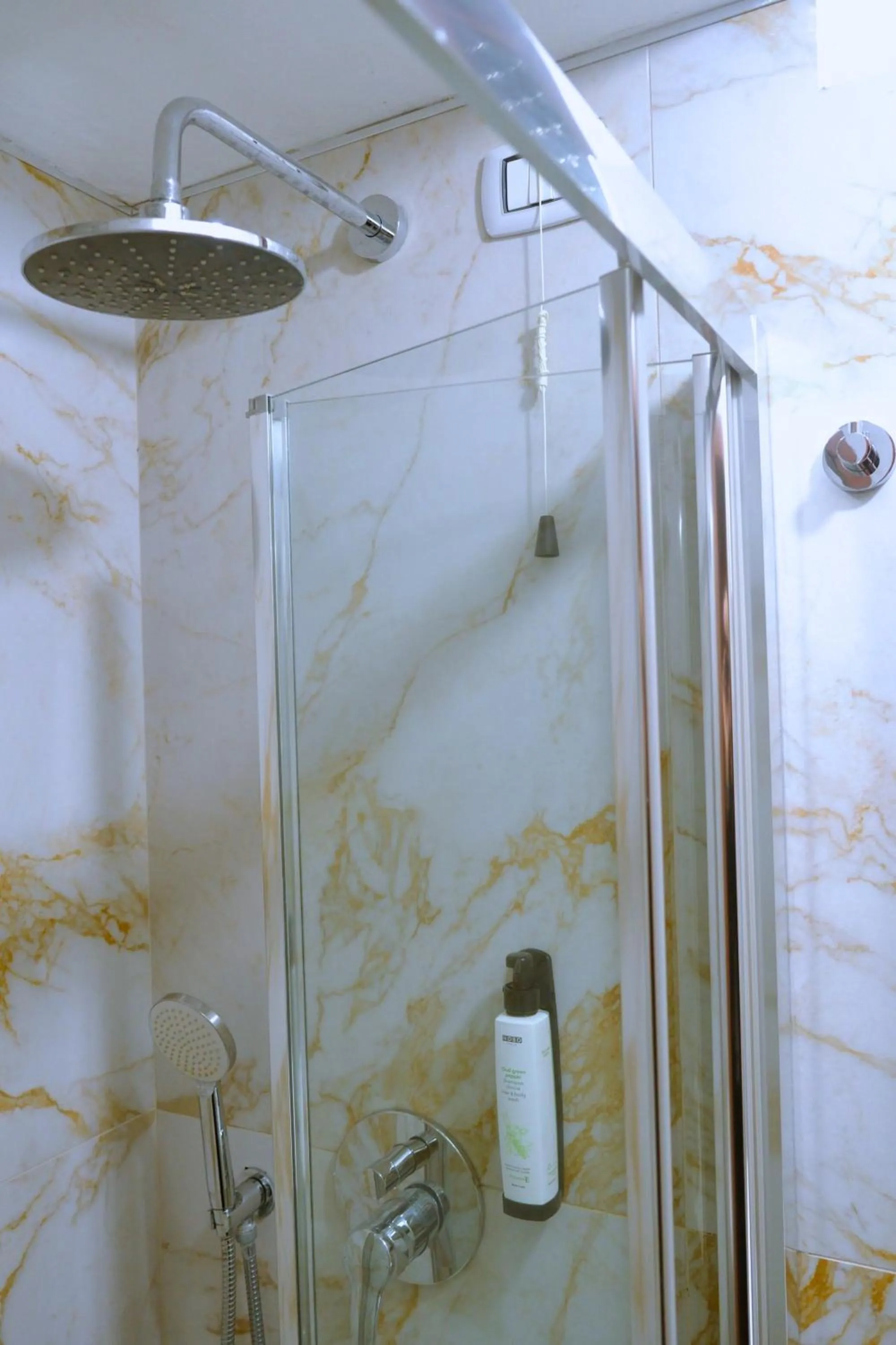 Shower in H O T E L S A N G A L L O l