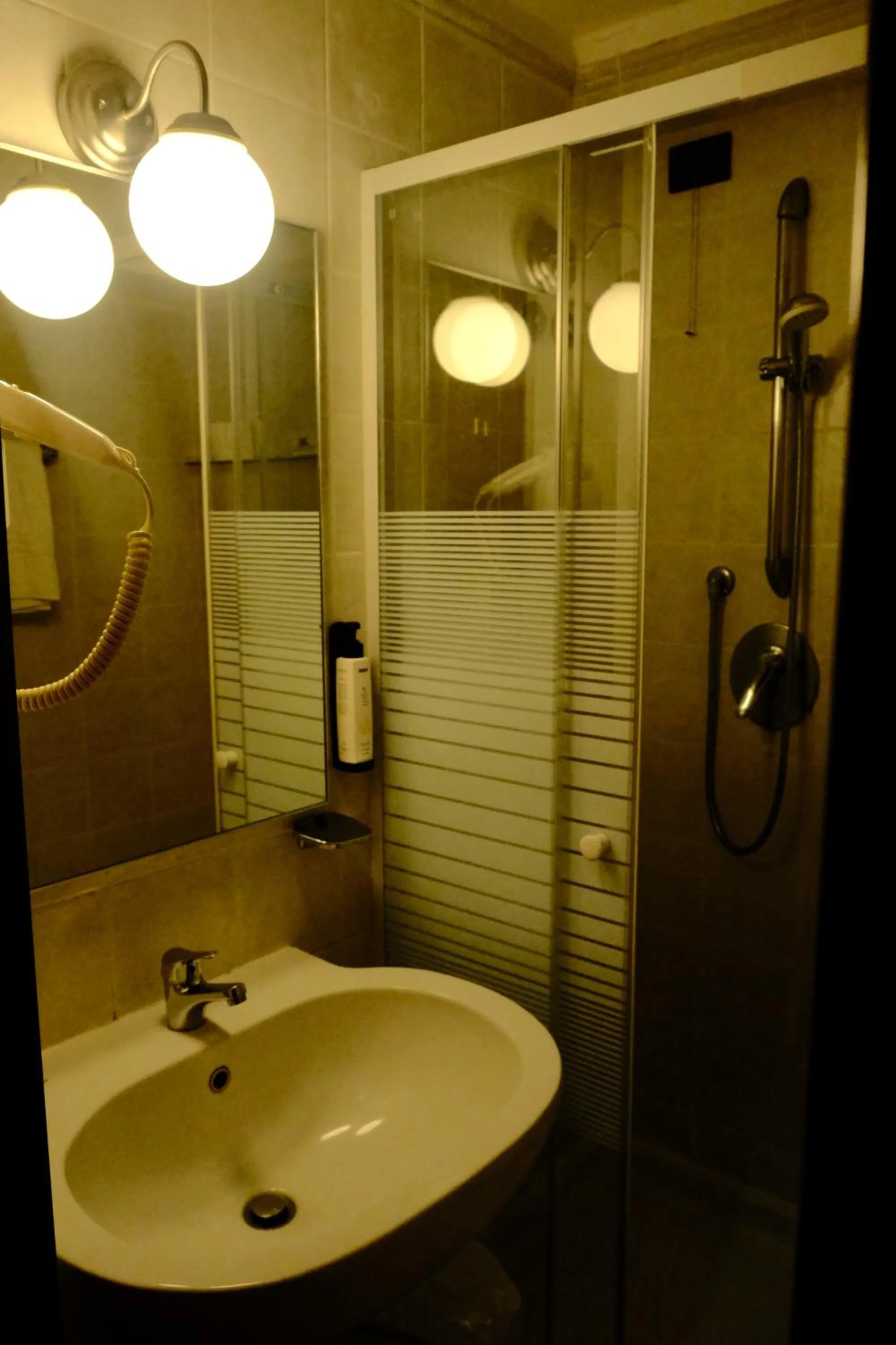 Shower in H O T E L S A N G A L L O l