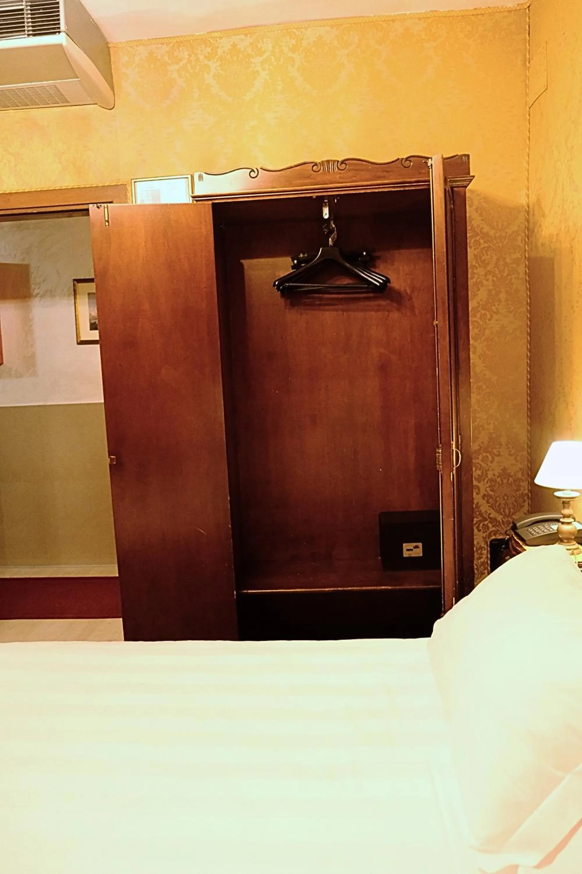 wardrobe, Bed in H O T E L S A N G A L L O l