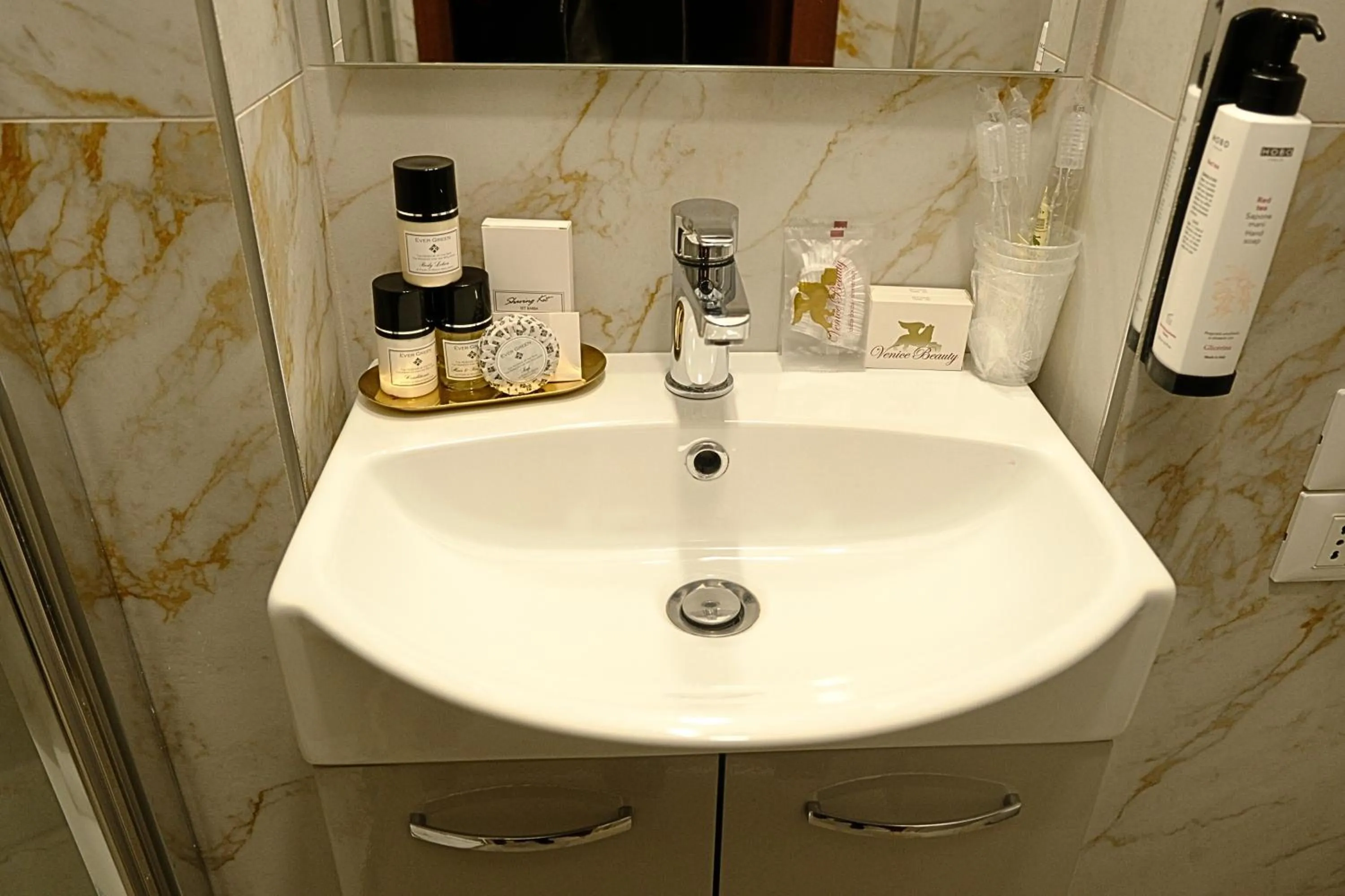 Bathroom in H O T E L S A N G A L L O l