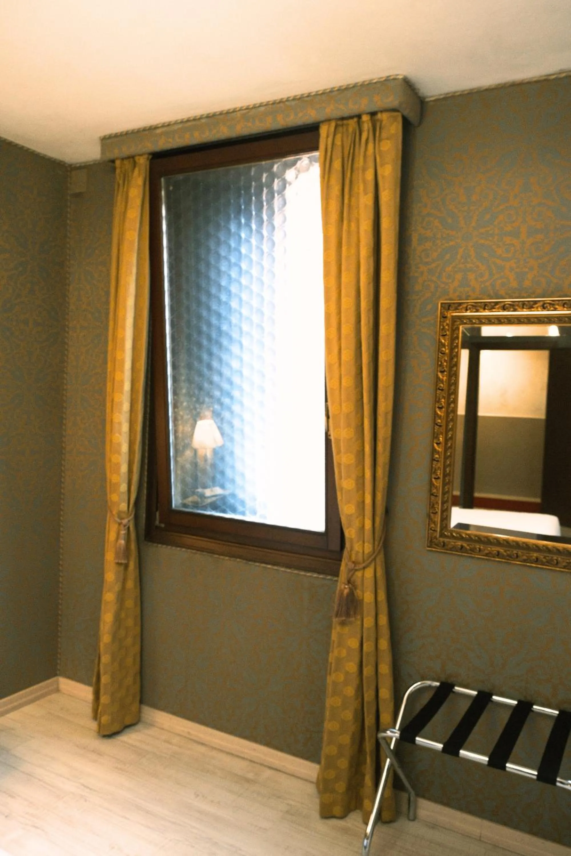 Decorative detail, Bed in H O T E L S A N G A L L O l