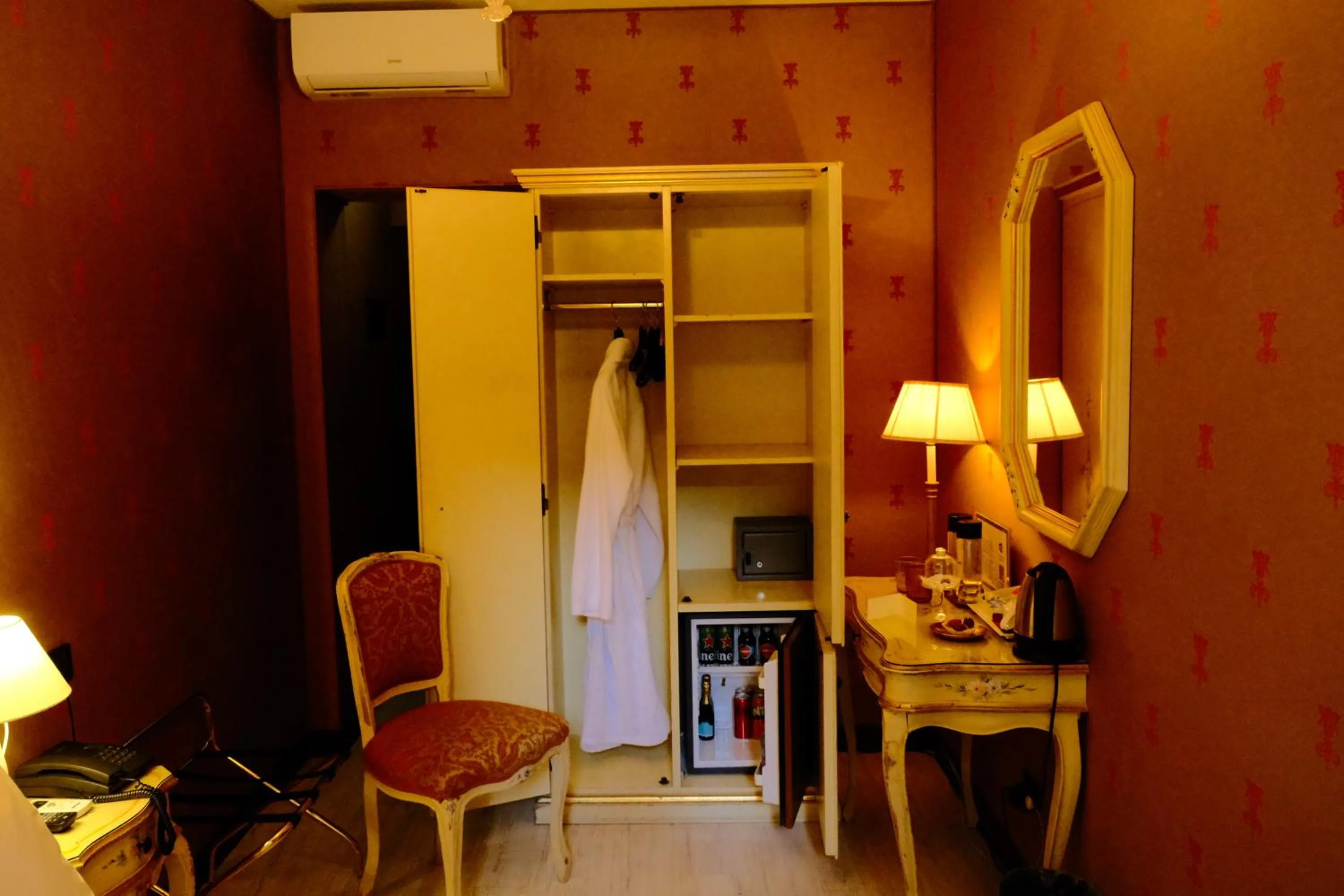 furniture in H O T E L S A N G A L L O l