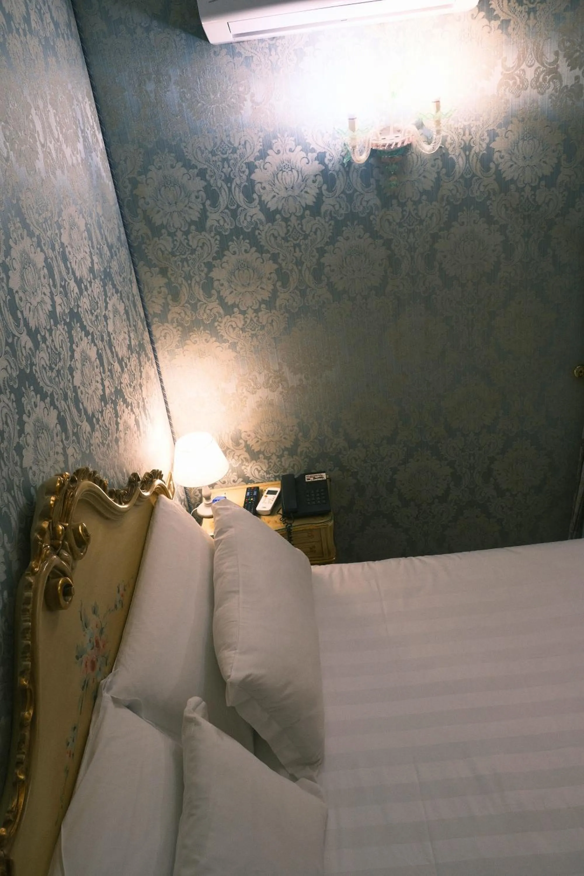 Bed in H O T E L S A N G A L L O l