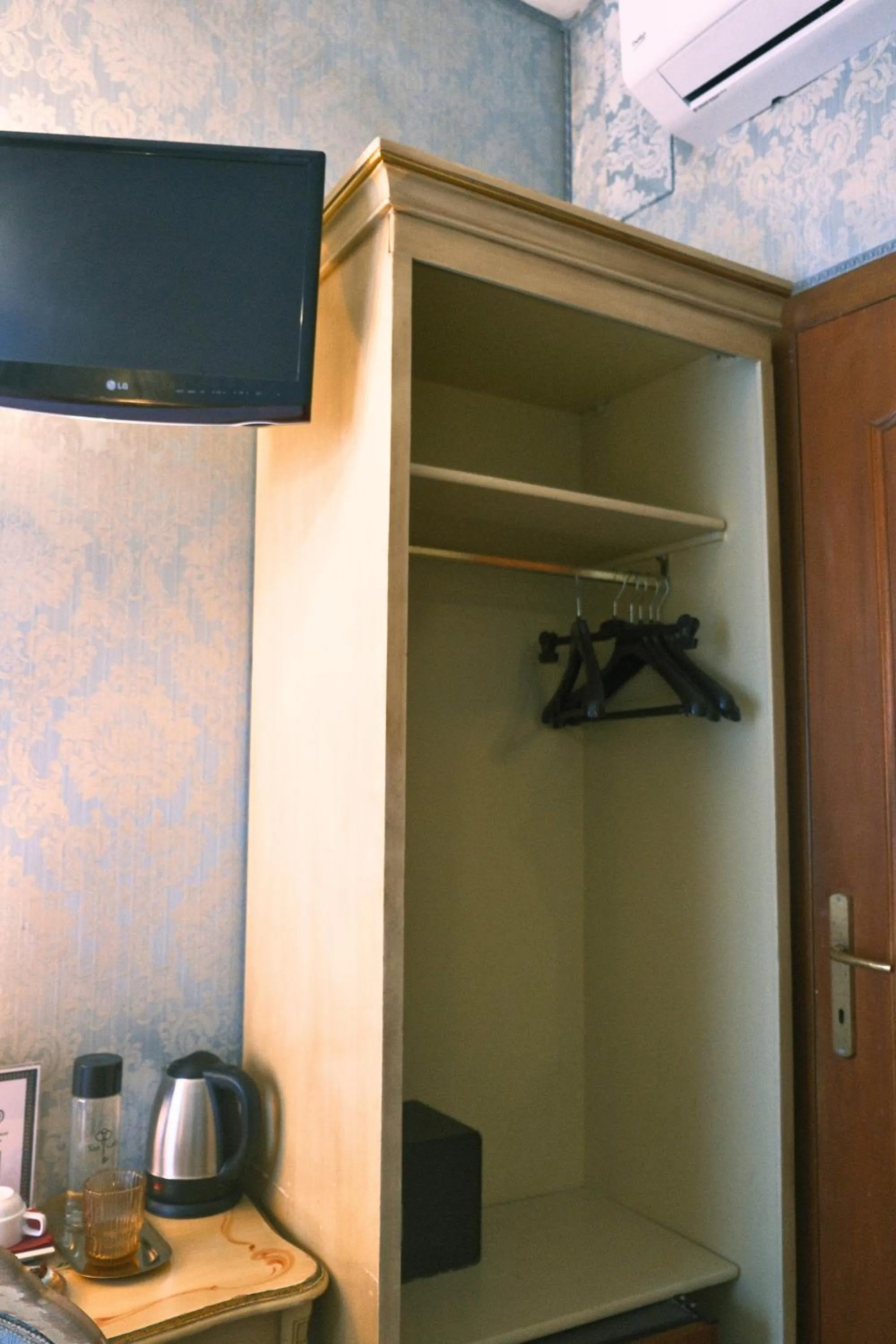 wardrobe in H O T E L S A N G A L L O l