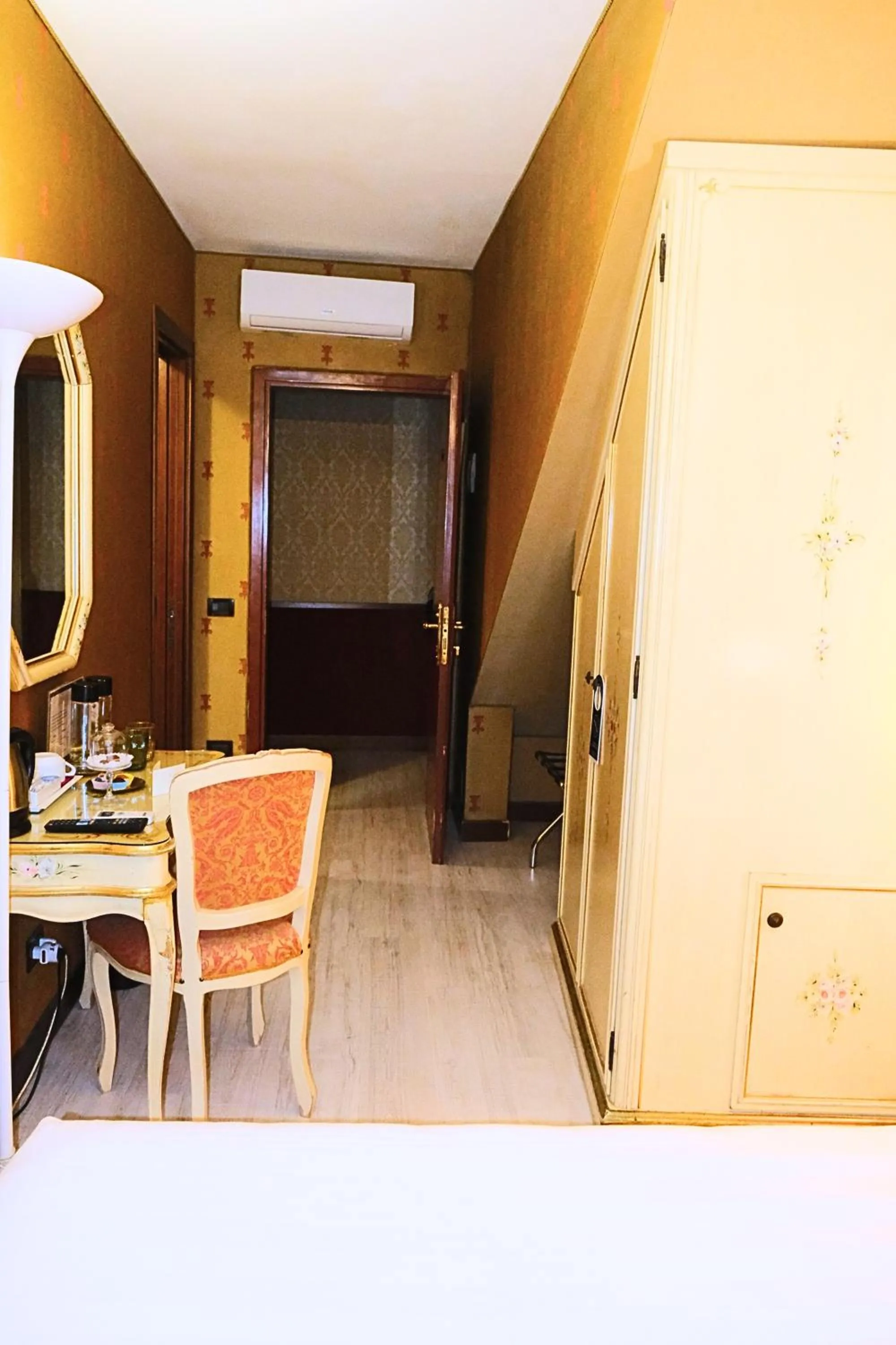 Photo of the whole room in H O T E L S A N G A L L O l