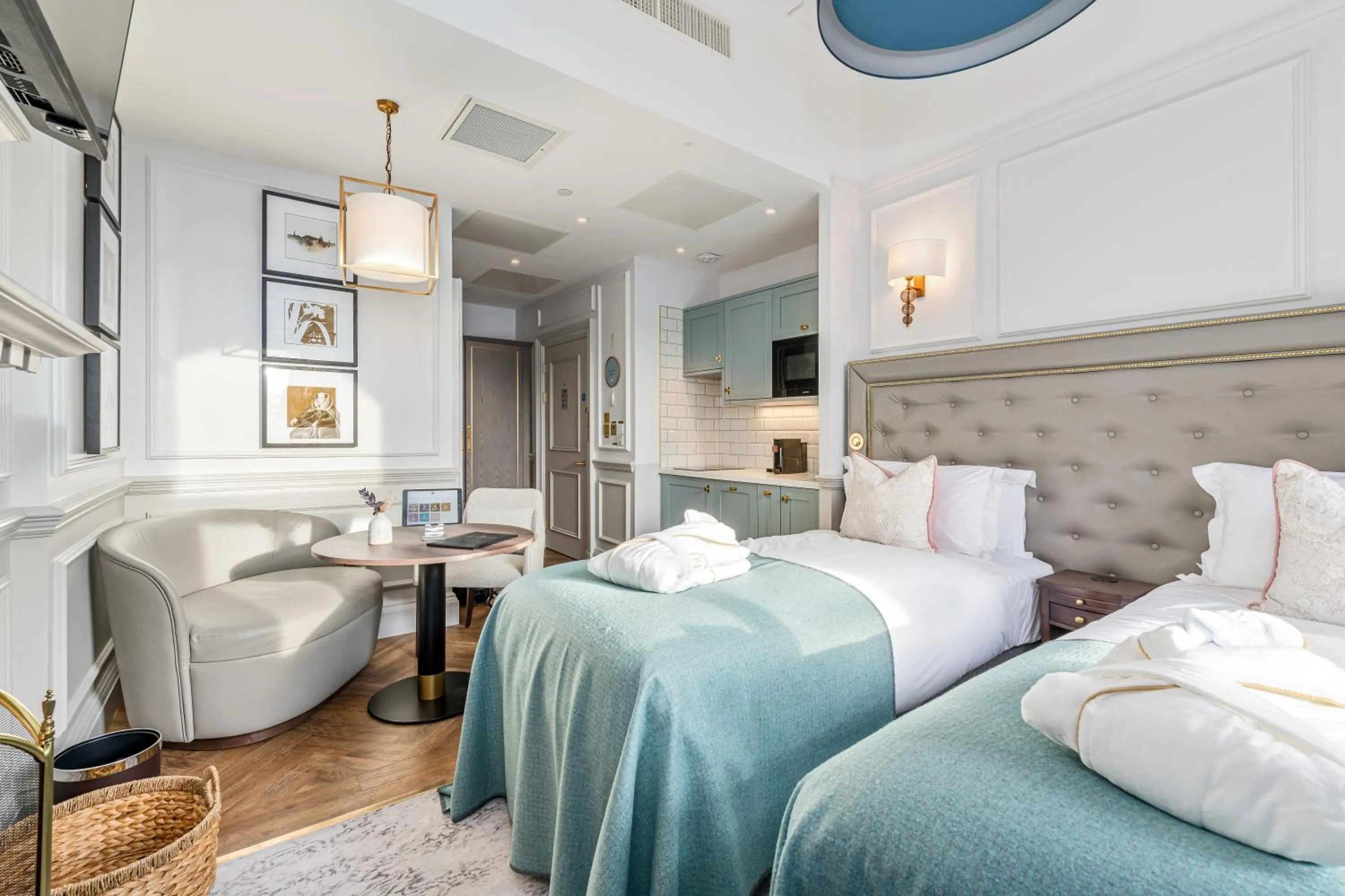 Photo of the whole room, Bed in RÌGH Residences - George Street