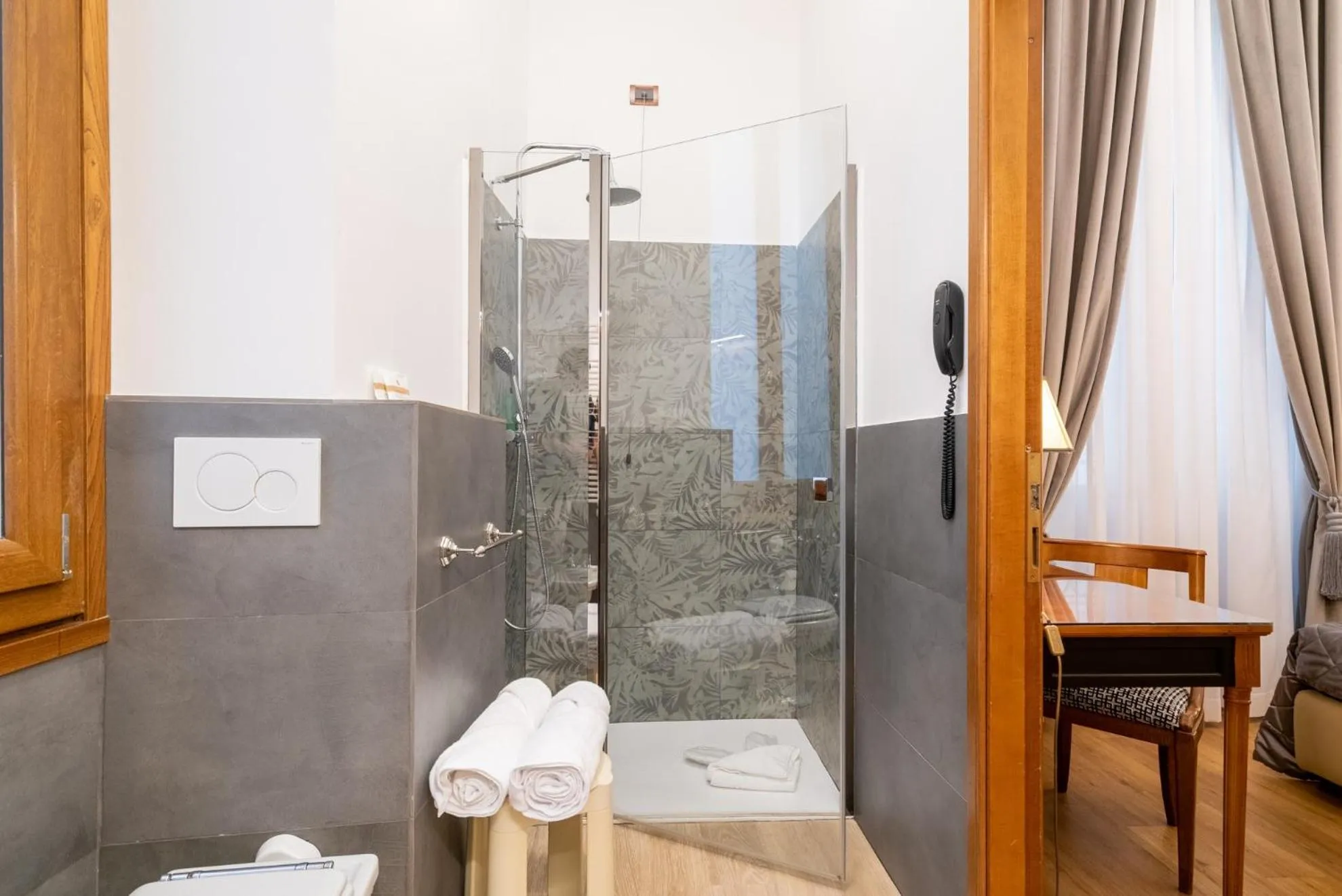 Shower in Strozzi Palace Hotel