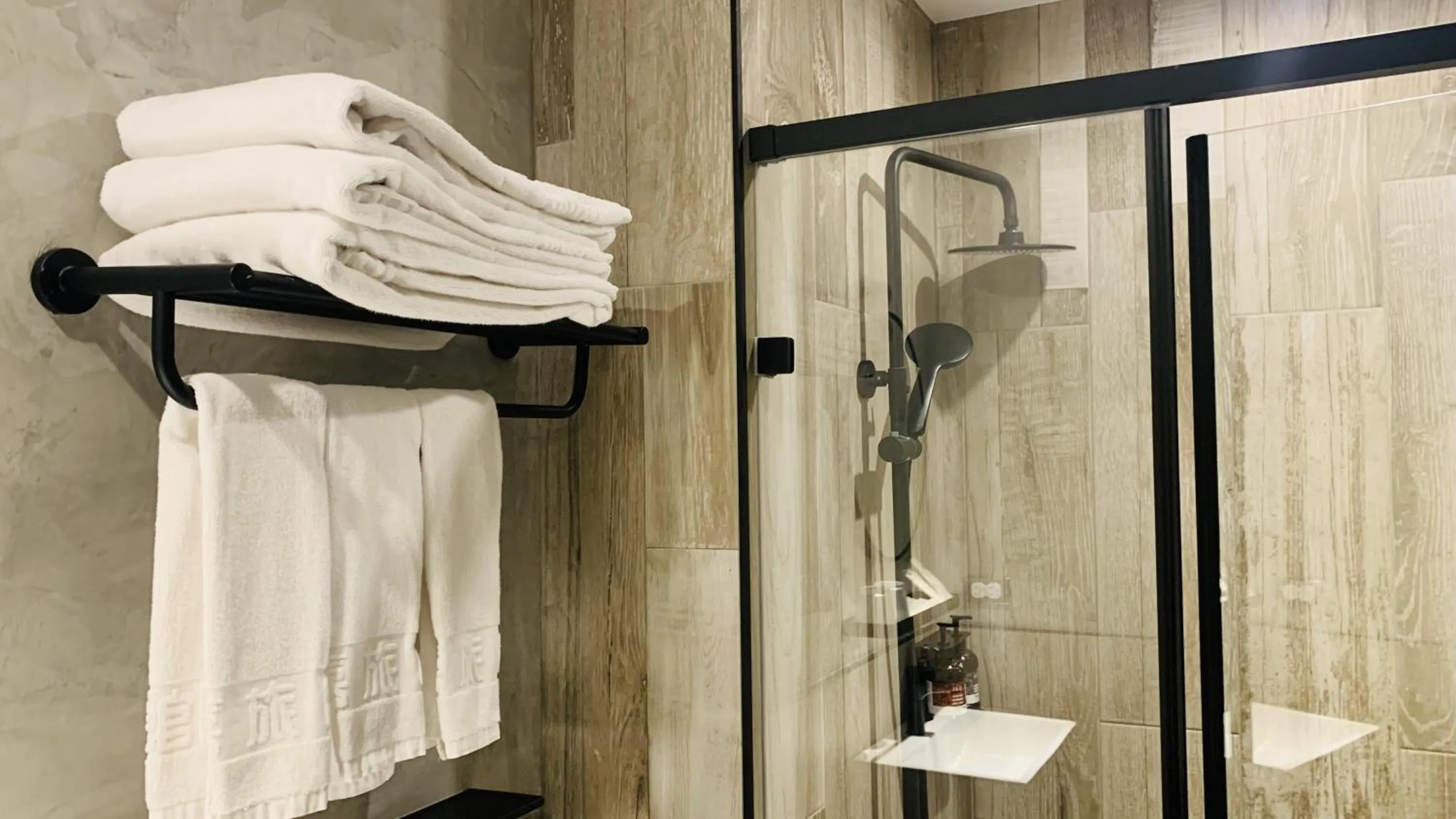 Shower in The Retro Tai-Pan