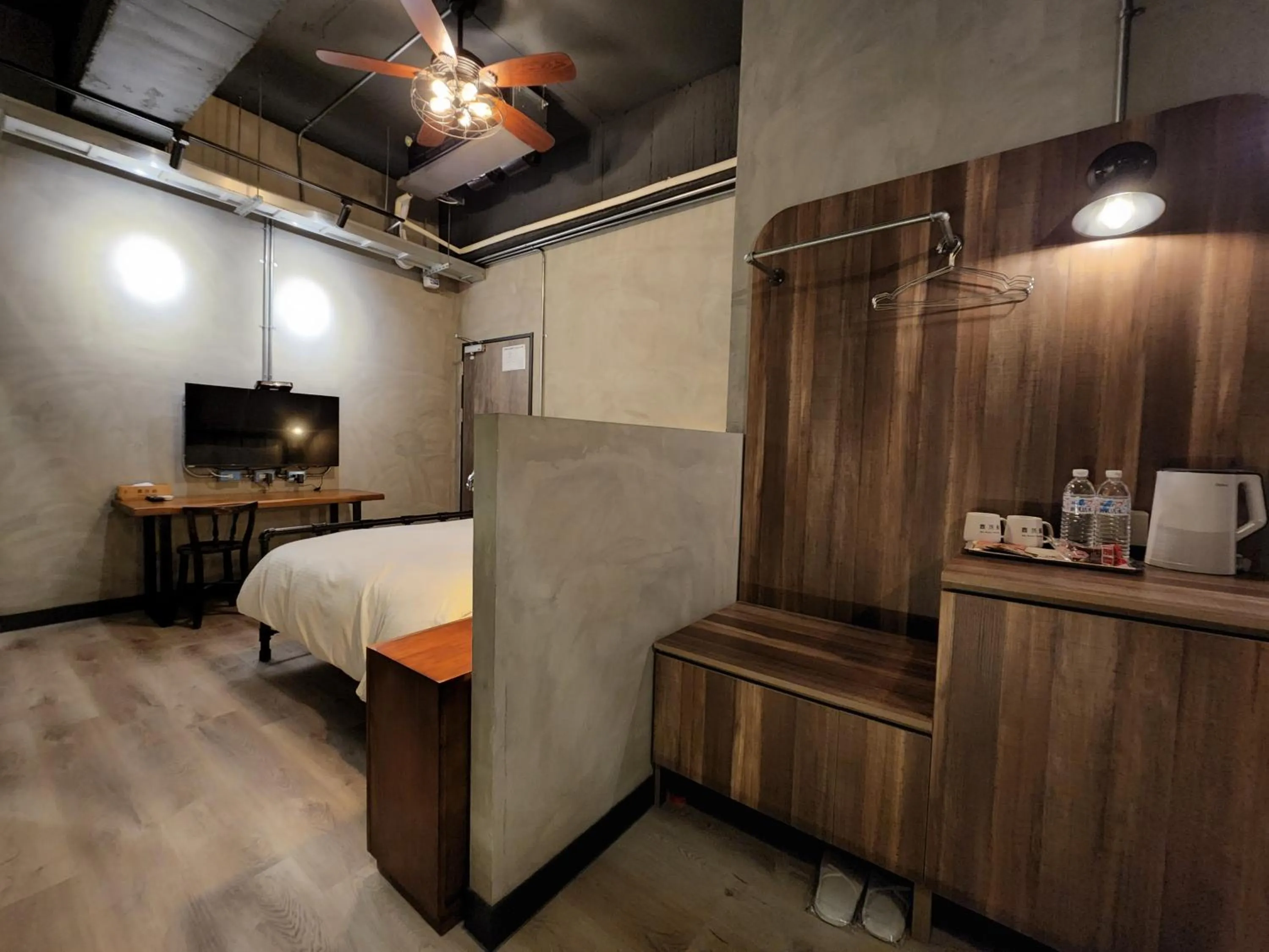 Photo of the whole room, Bed in The Retro Tai-Pan