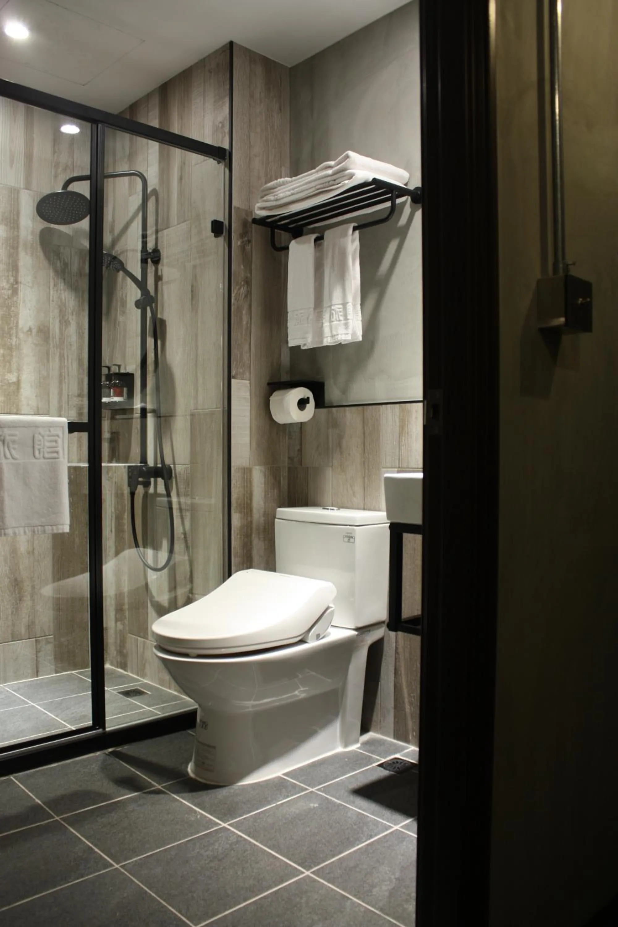 Bathroom in The Retro Tai-Pan