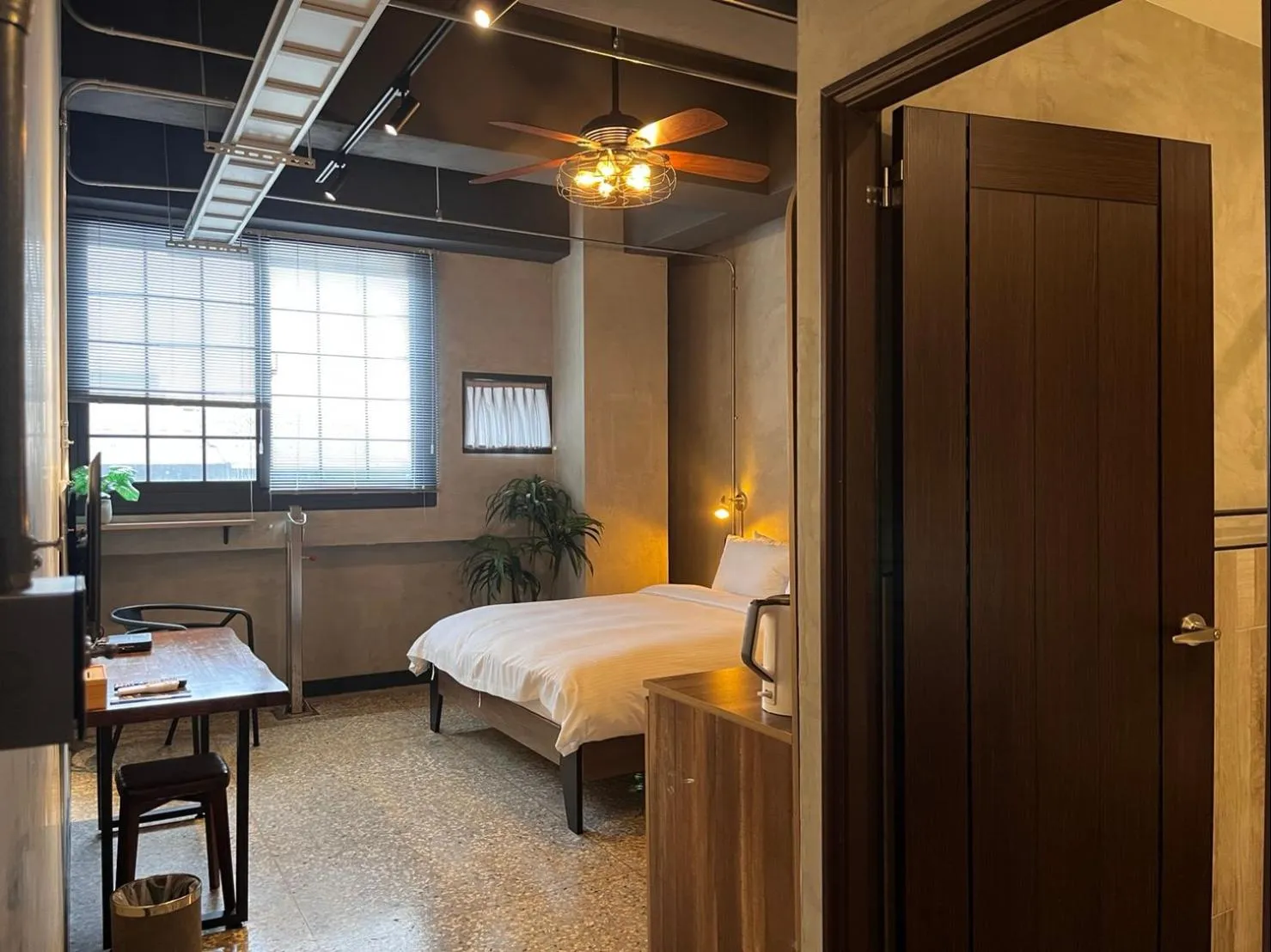 Photo of the whole room, Bed in The Retro Tai-Pan