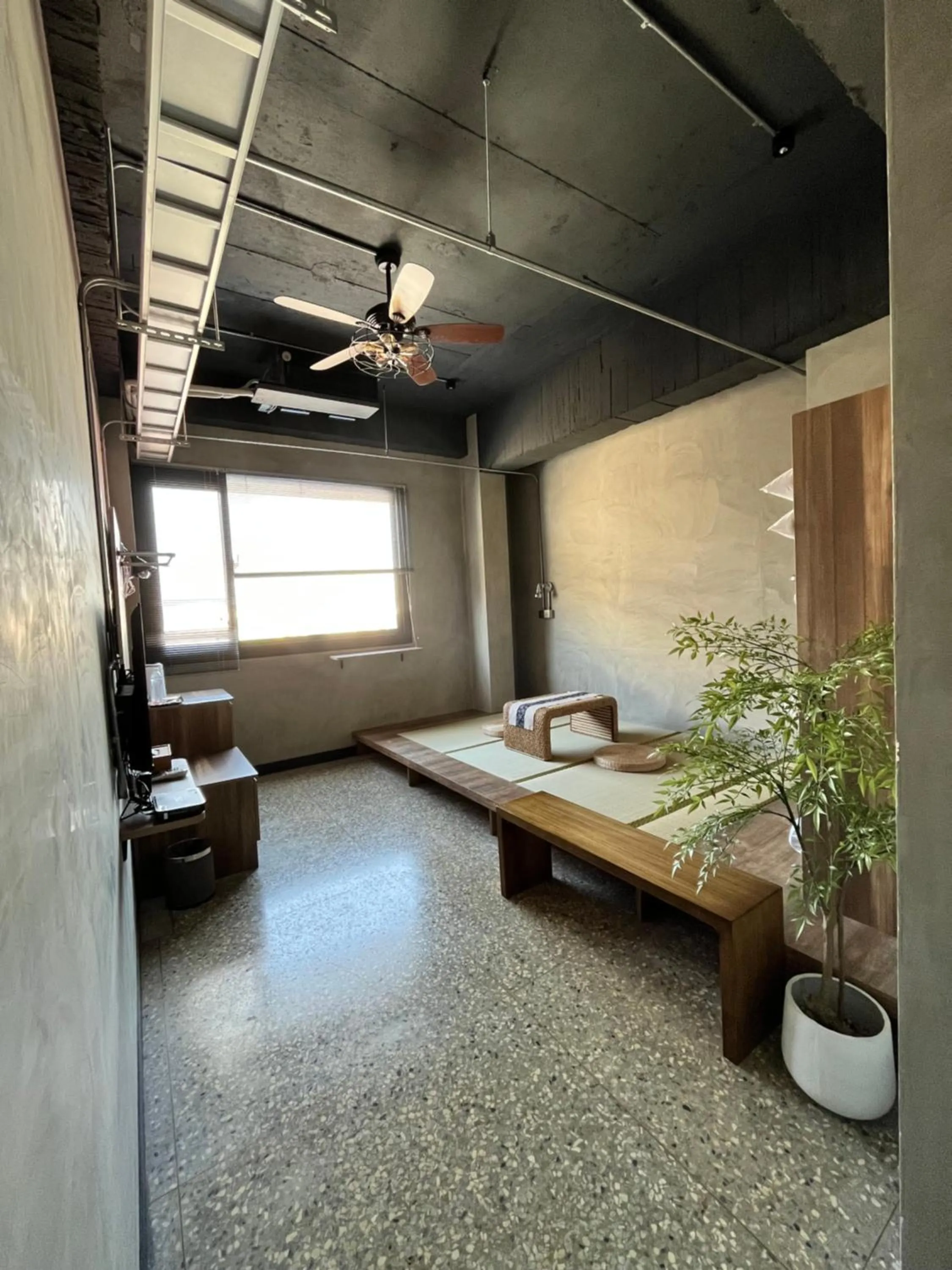 Photo of the whole room, Bed in The Retro Tai-Pan