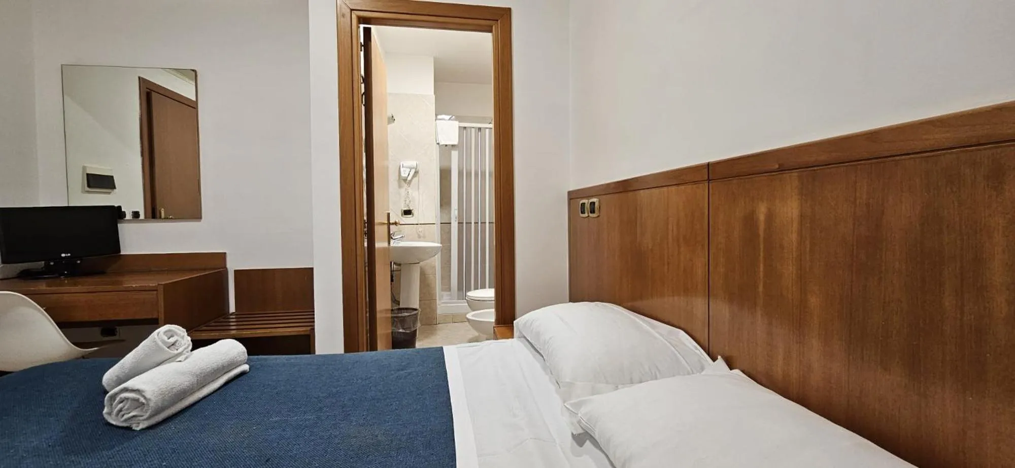 TV and multimedia, Bed in Hotel Zara Napoli