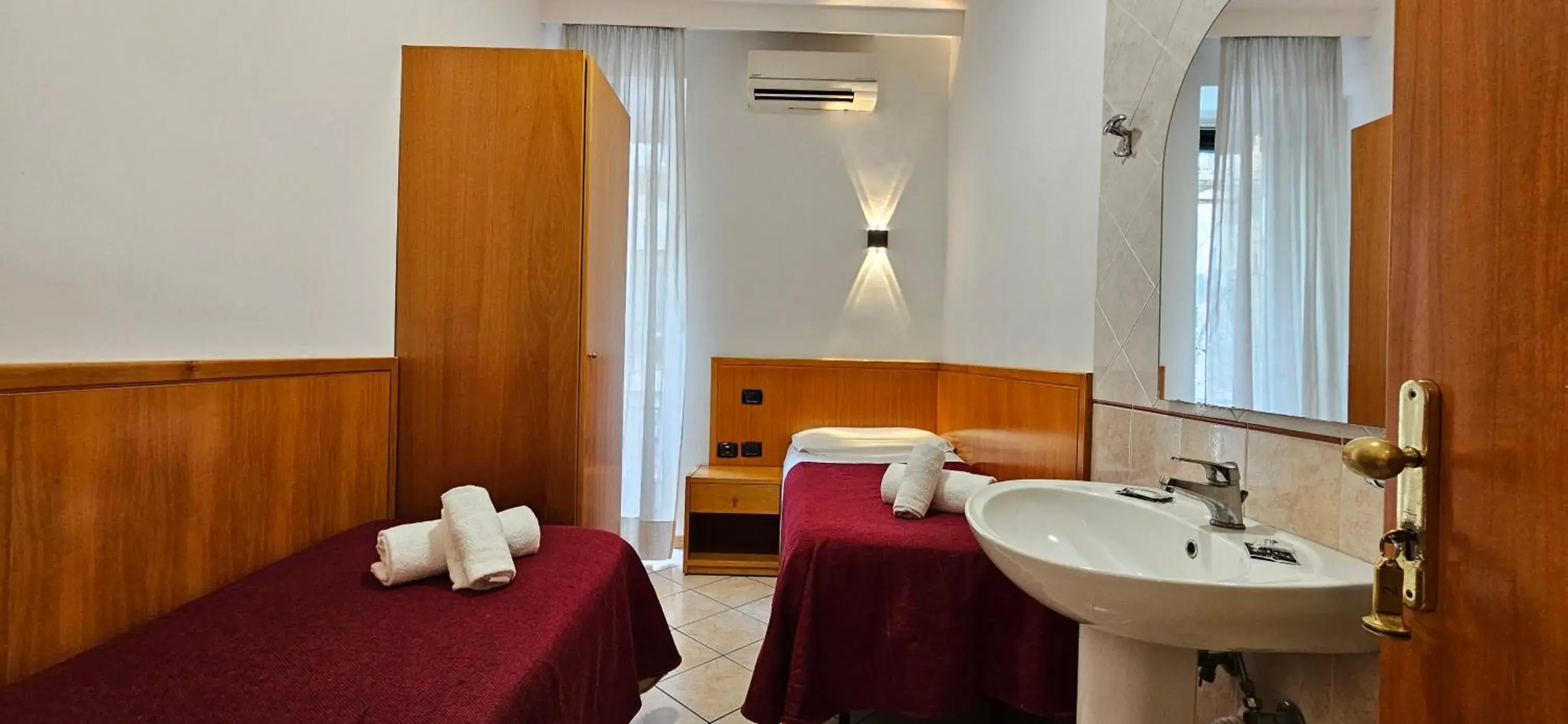 Twin Room with Shared Bathroom in Hotel Zara Napoli Twin Room with Shared Bathroom in Hotel Zara Napoli