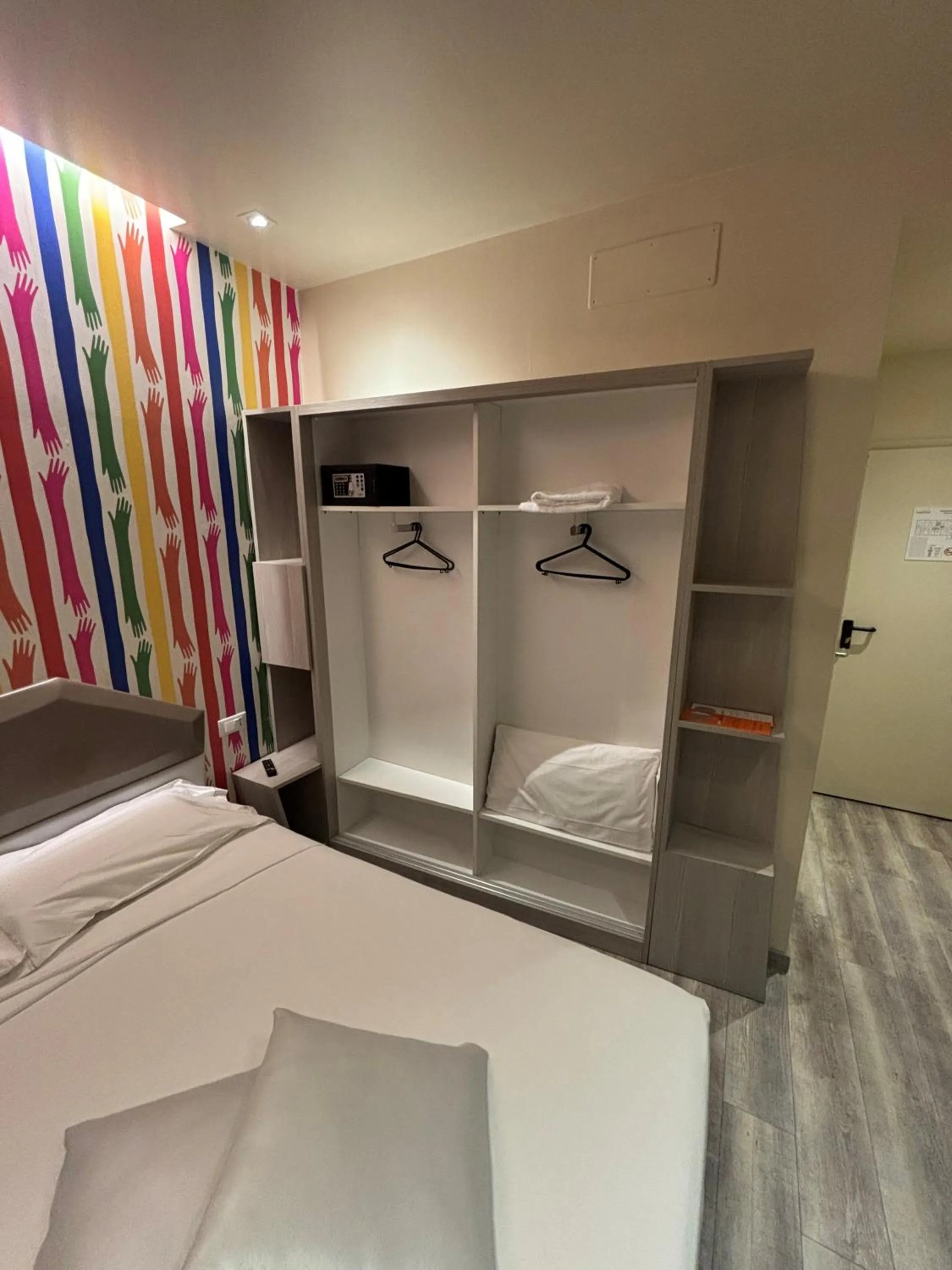 wardrobe, Bed in Hotel Fiera Wellness & Spa