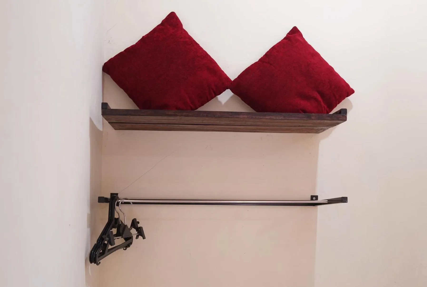 wardrobe in Penginapan Homestay Mudiyono Syari'ah