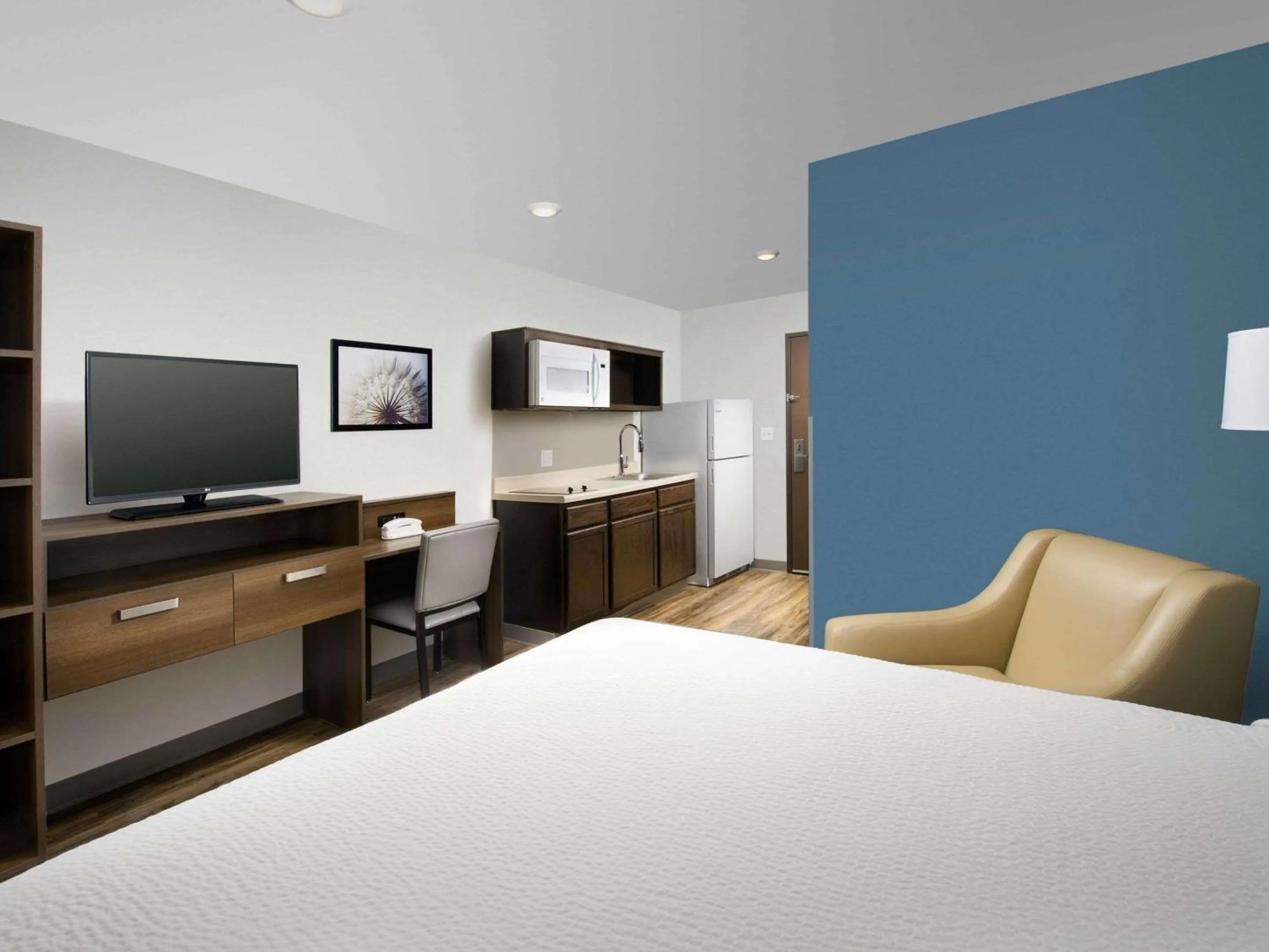 TV and multimedia, Bed in WoodSpring Suites Cedar Park - Austin North