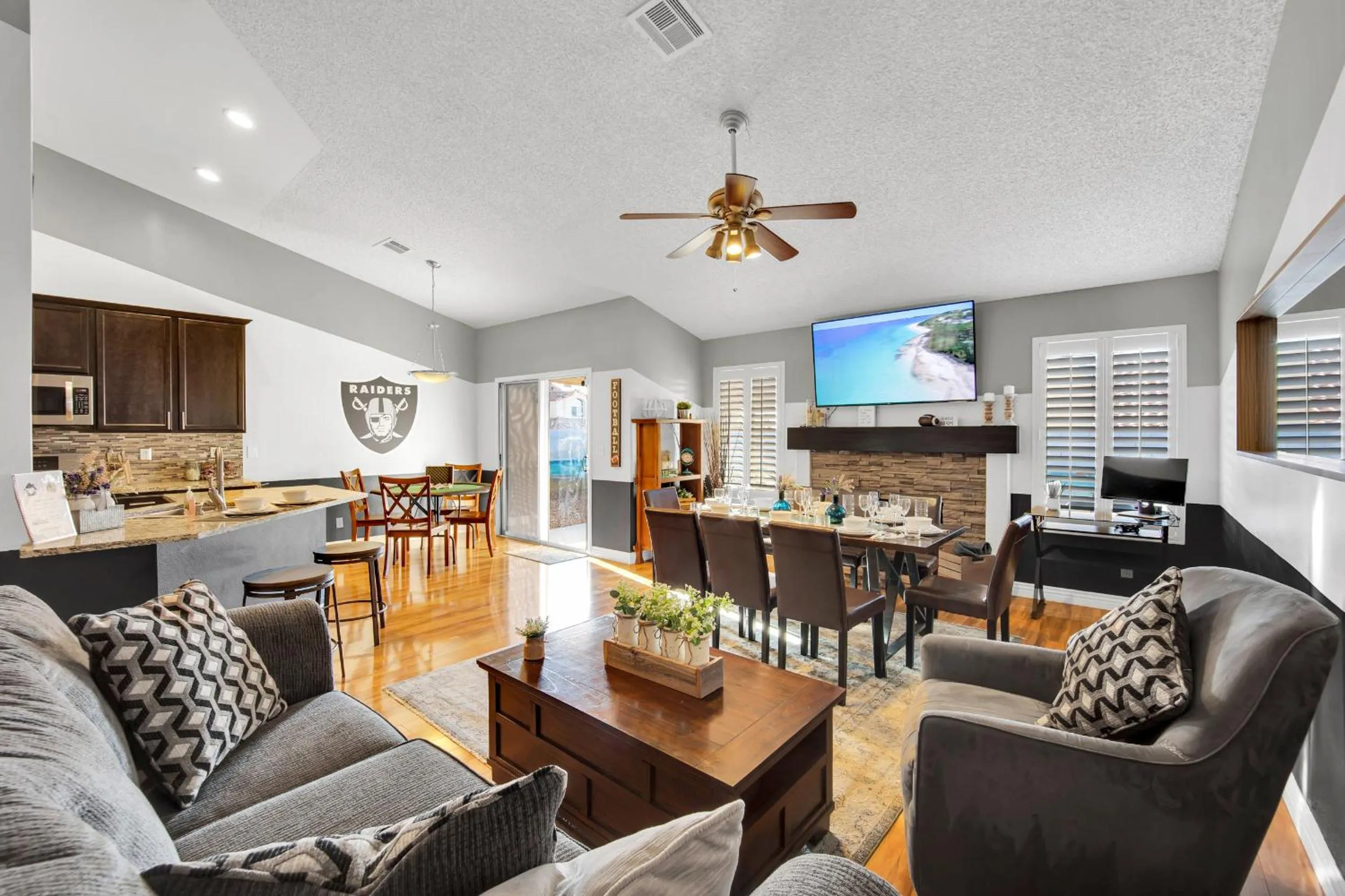 Communal lounge/ TV room in Sports Themed--Automated King Bed--Family Friendly--5 miles to Strip