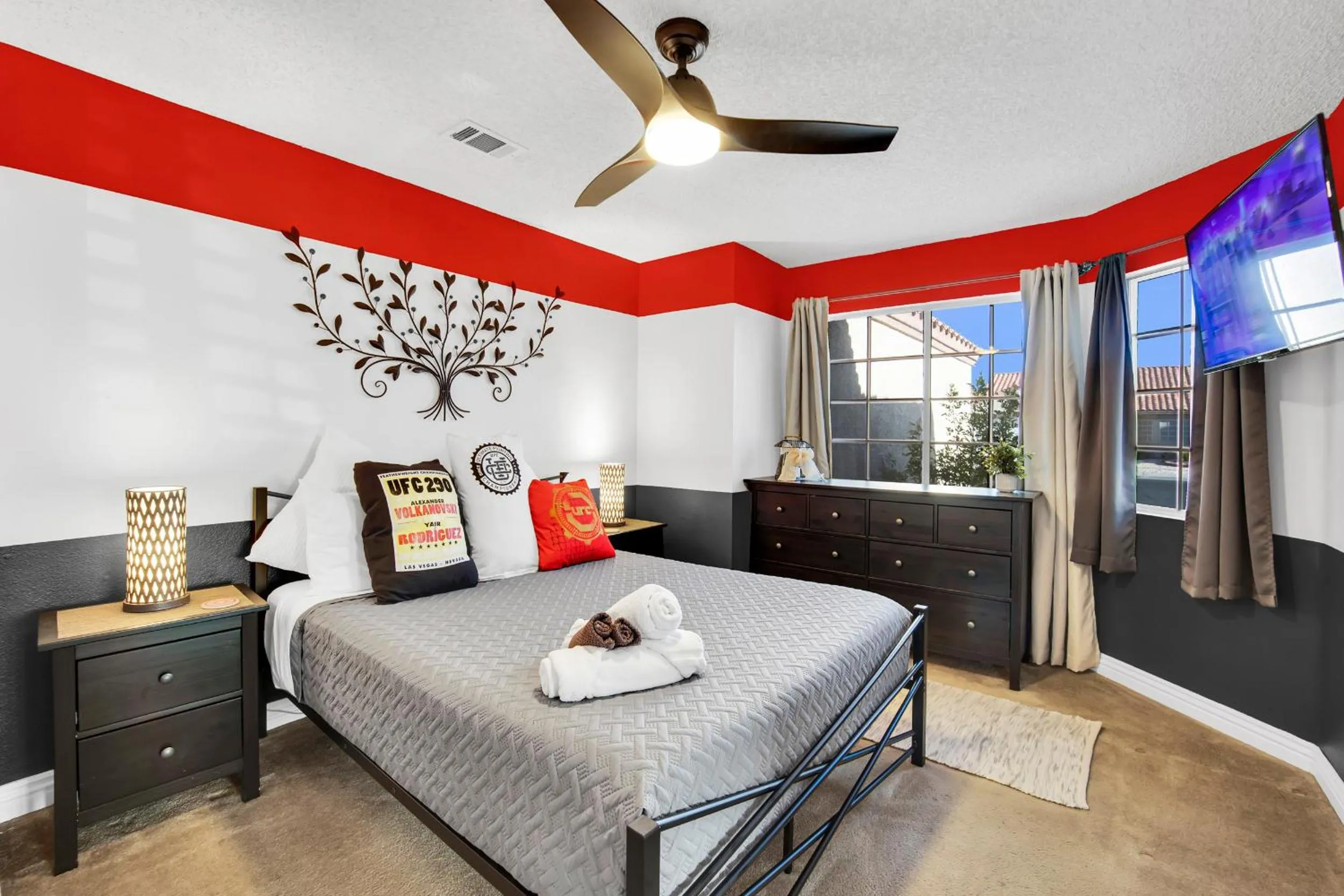 Bed in Sports Themed--Automated King Bed--Family Friendly--5 miles to Strip