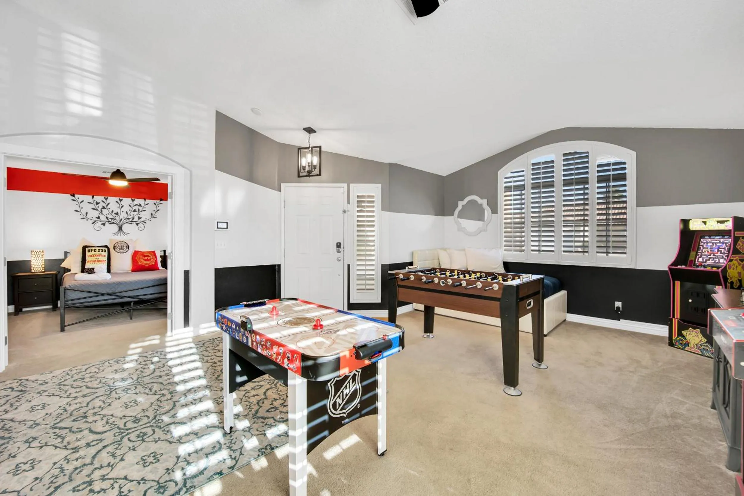 Bed in Sports Themed--Automated King Bed--Family Friendly--5 miles to Strip