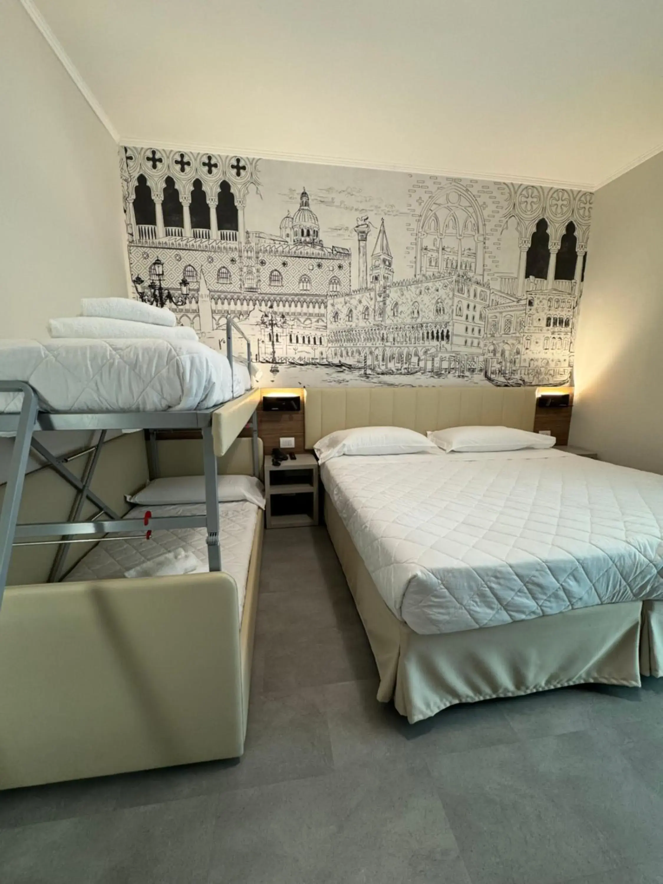 Comfort Quadruple Room in Hotel Marco Polo Comfort Quadruple Room in Hotel Marco Polo