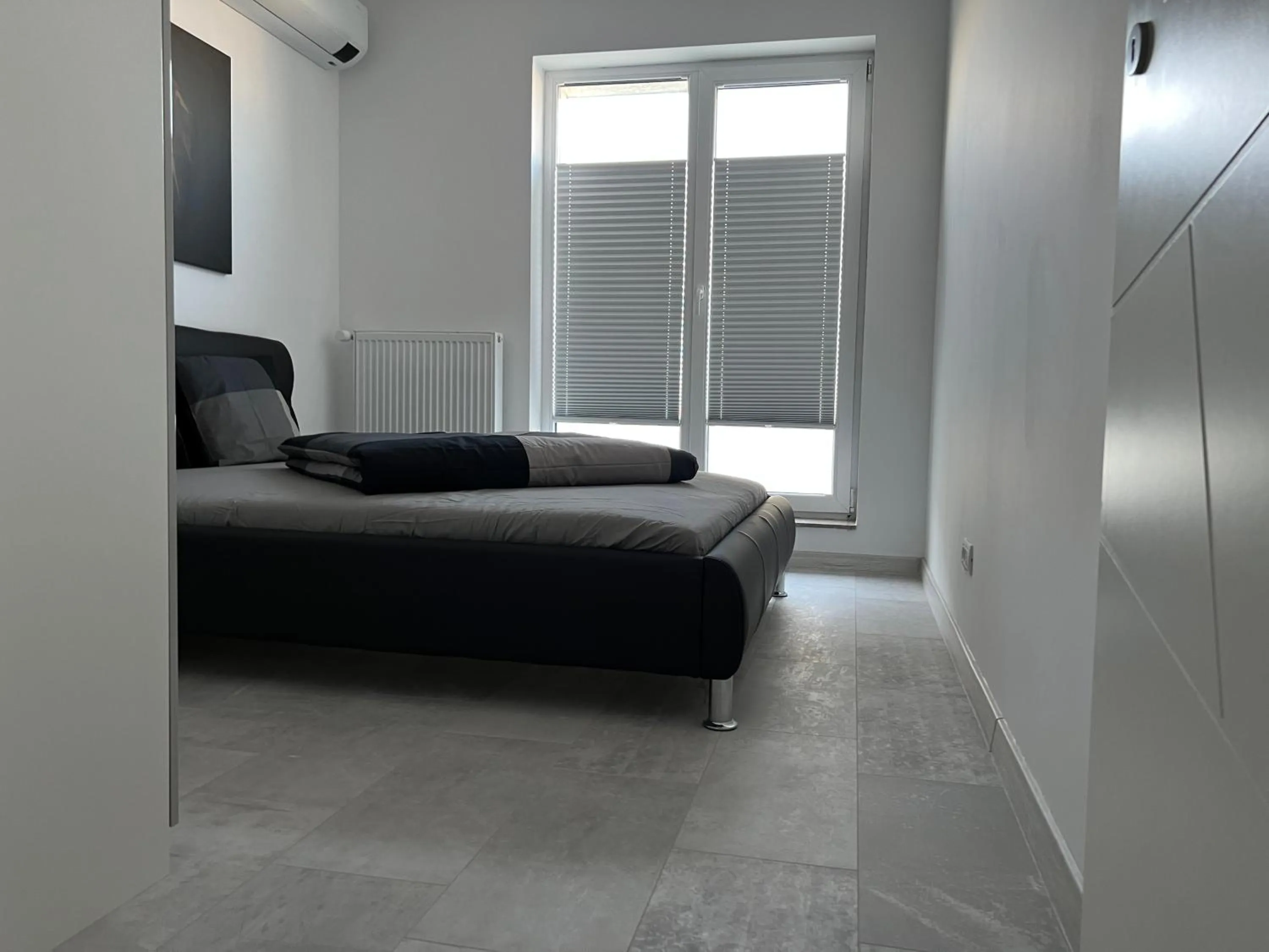 Bed in Stunning 2-Room Penthouse with Lakeview W11