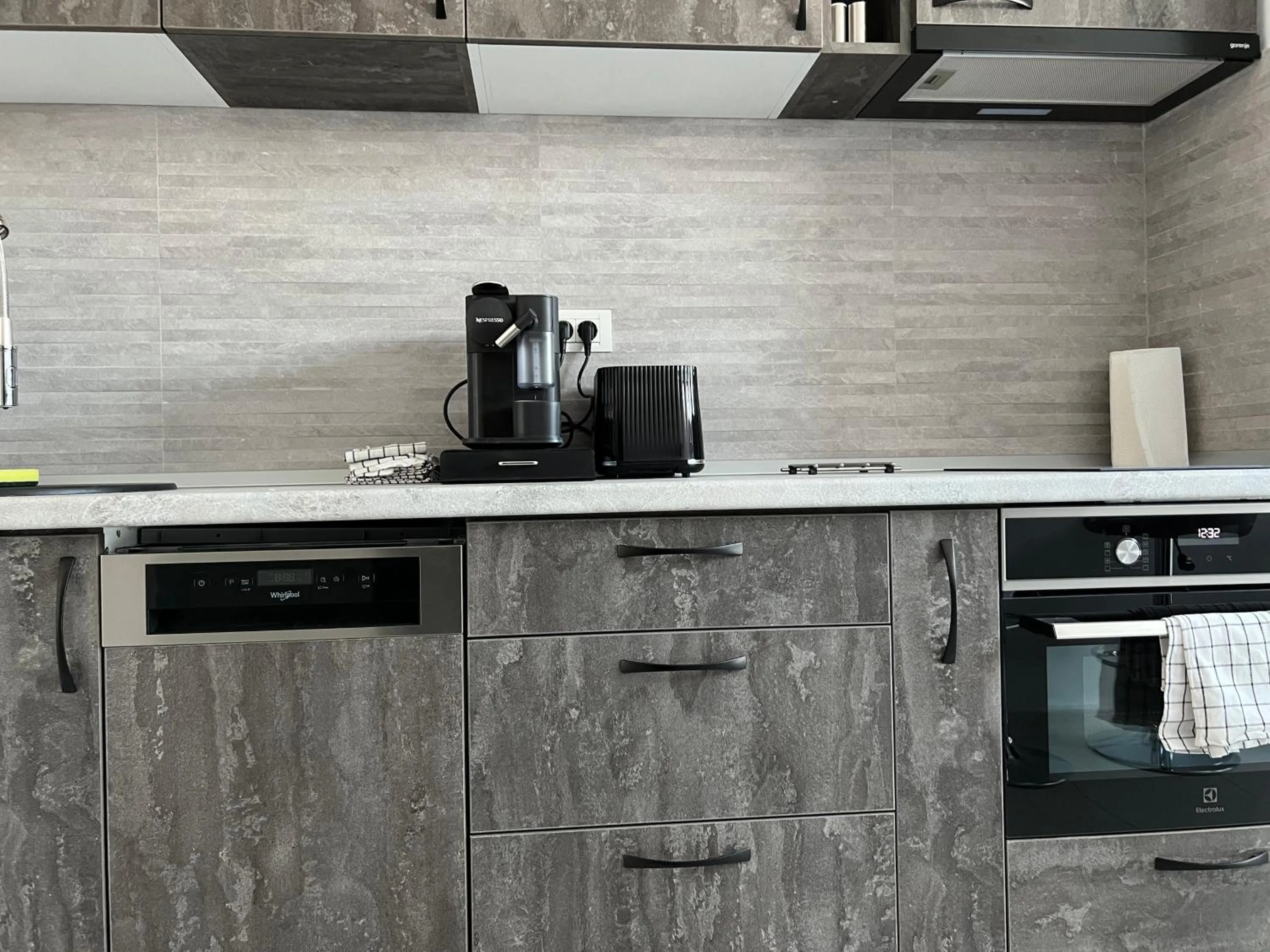 Coffee/tea facilities in Stunning 2-Room Penthouse with Lakeview W11