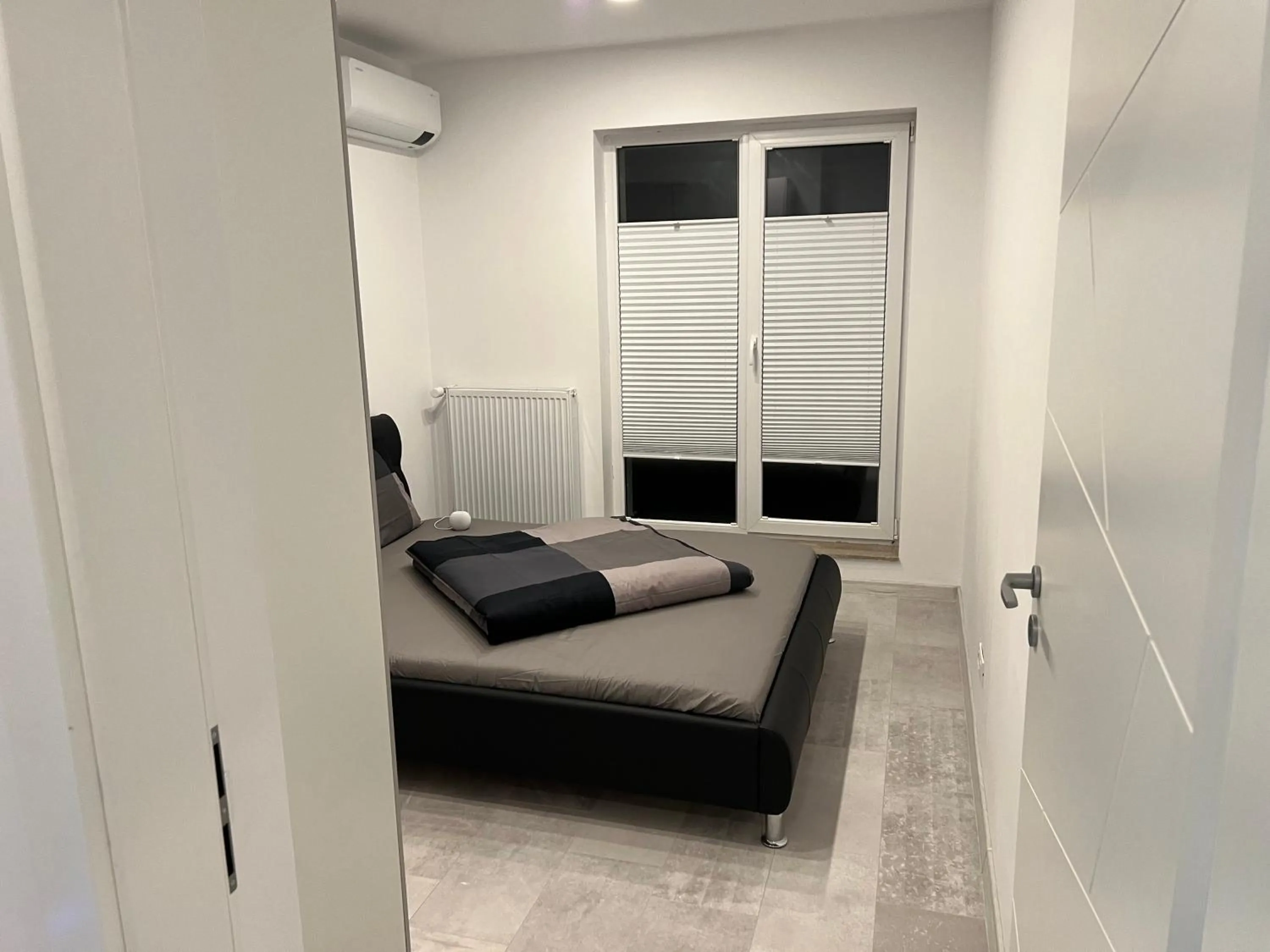 Bedroom in Stunning 2-Room Penthouse with Lakeview W11