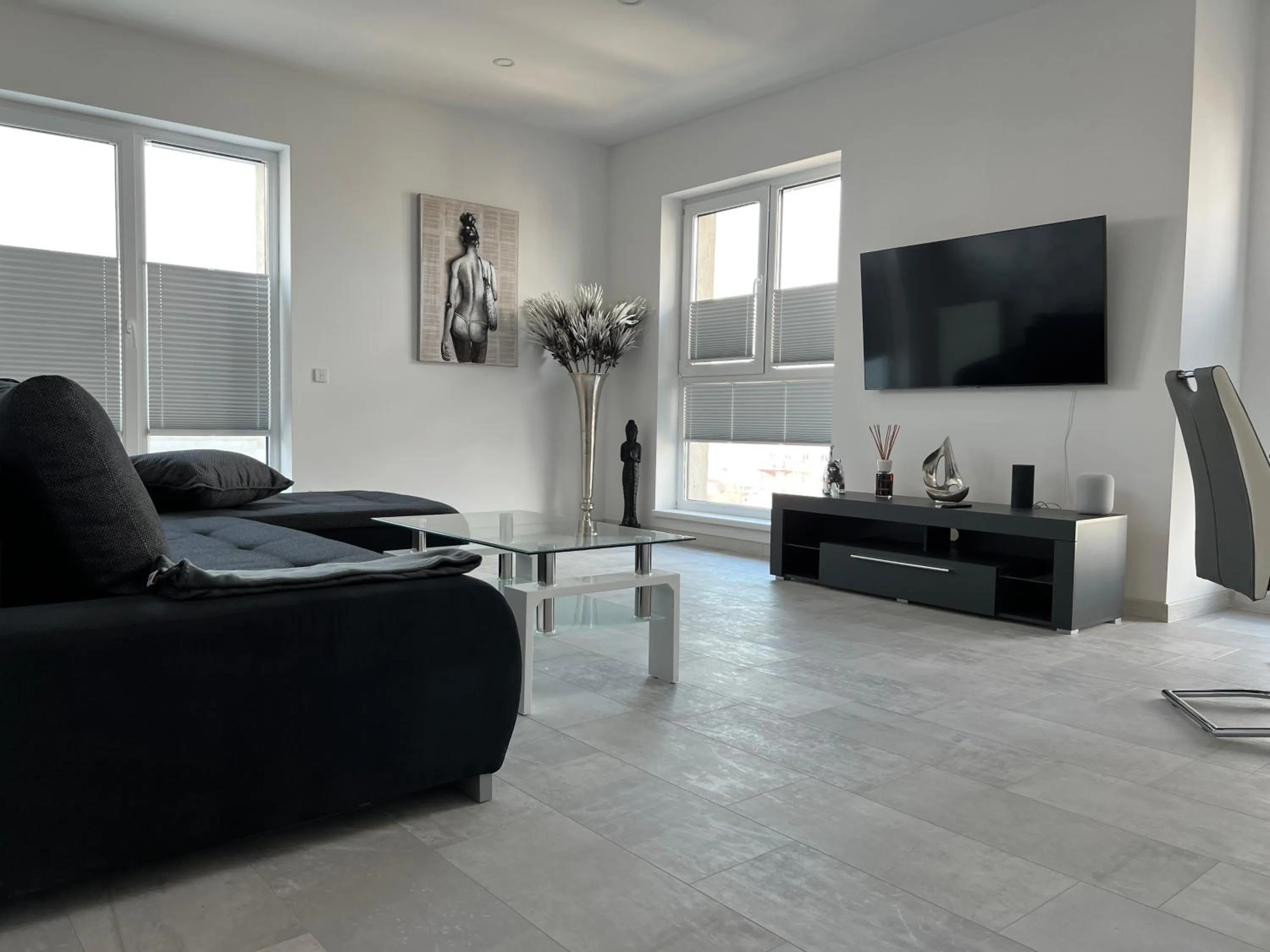 Living room in Stunning 2-Room Penthouse with Lakeview W11