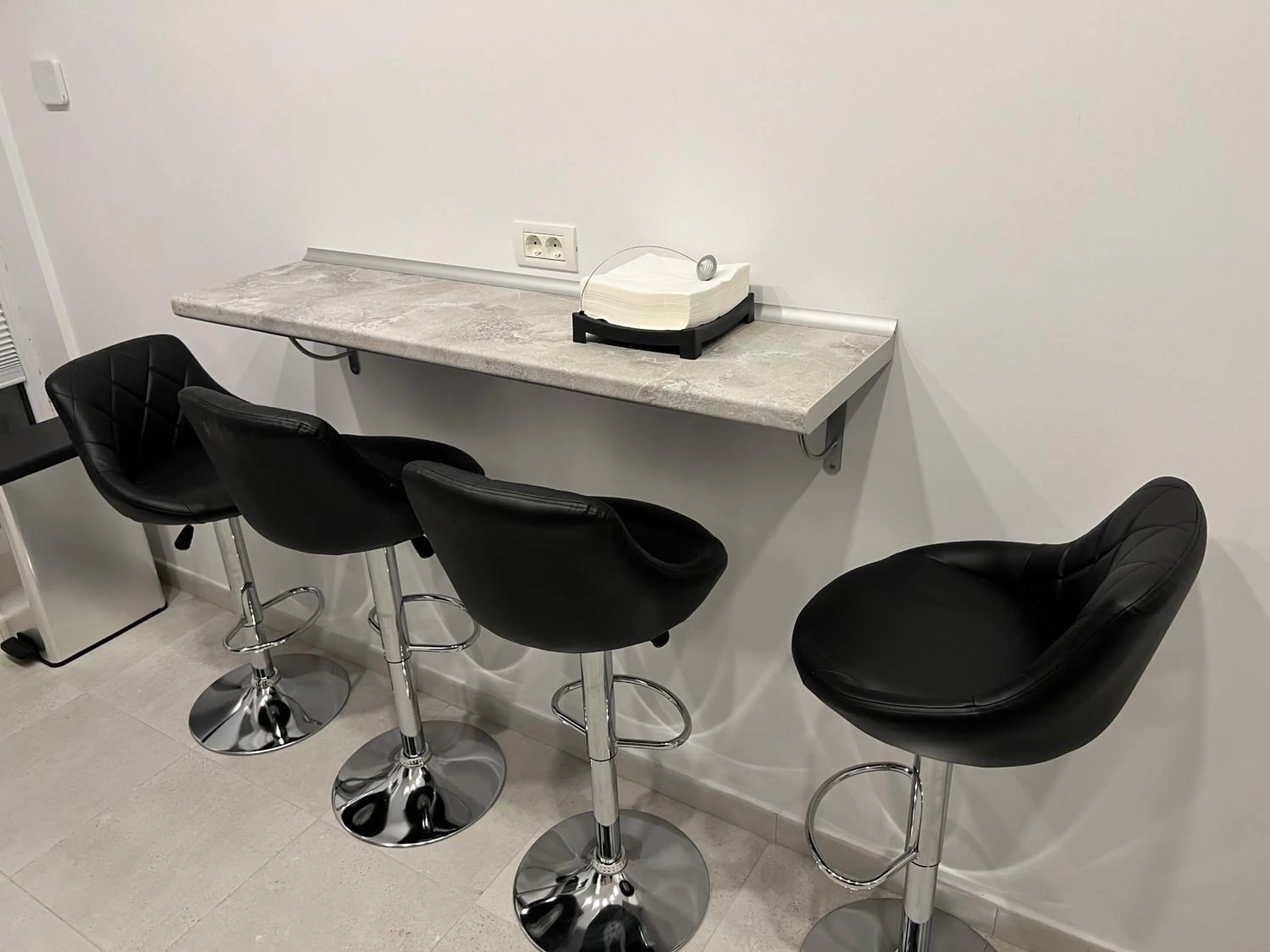 Kitchen or kitchenette in Stunning 2-Room Penthouse with Lakeview W11