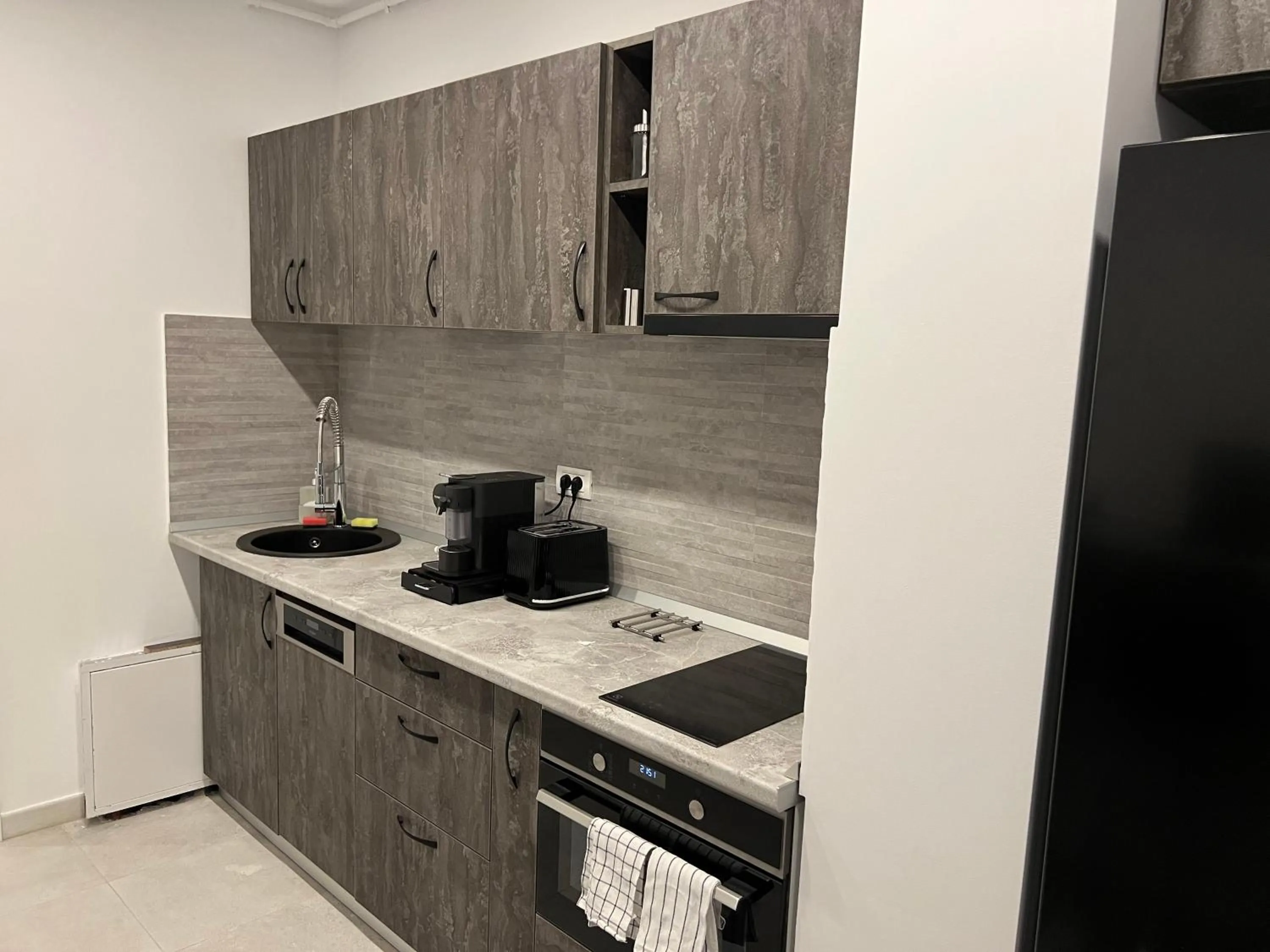 Kitchen or kitchenette in Stunning 2-Room Penthouse with Lakeview W11