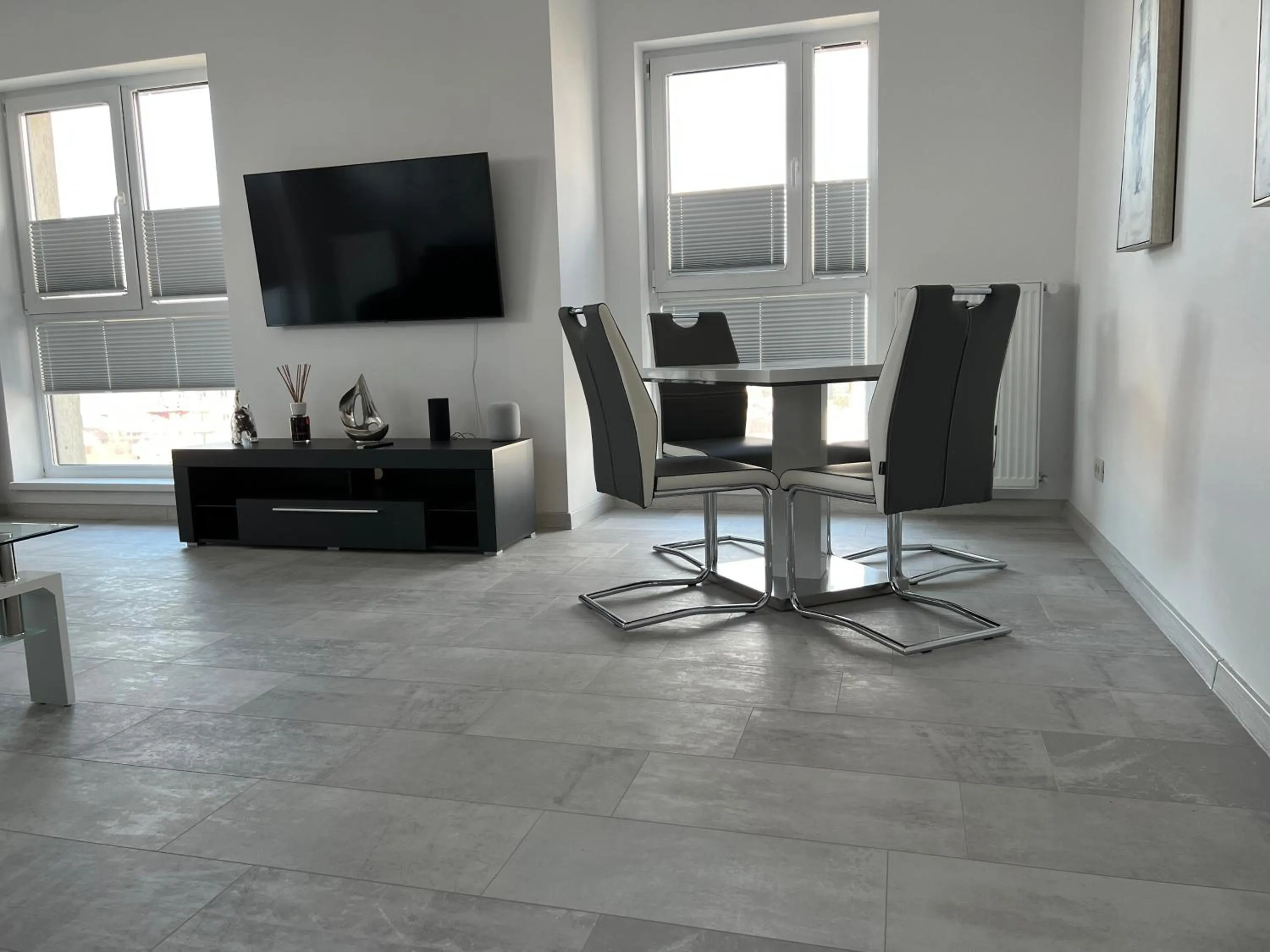 Seating area in Stunning 2-Room Penthouse with Lakeview W11