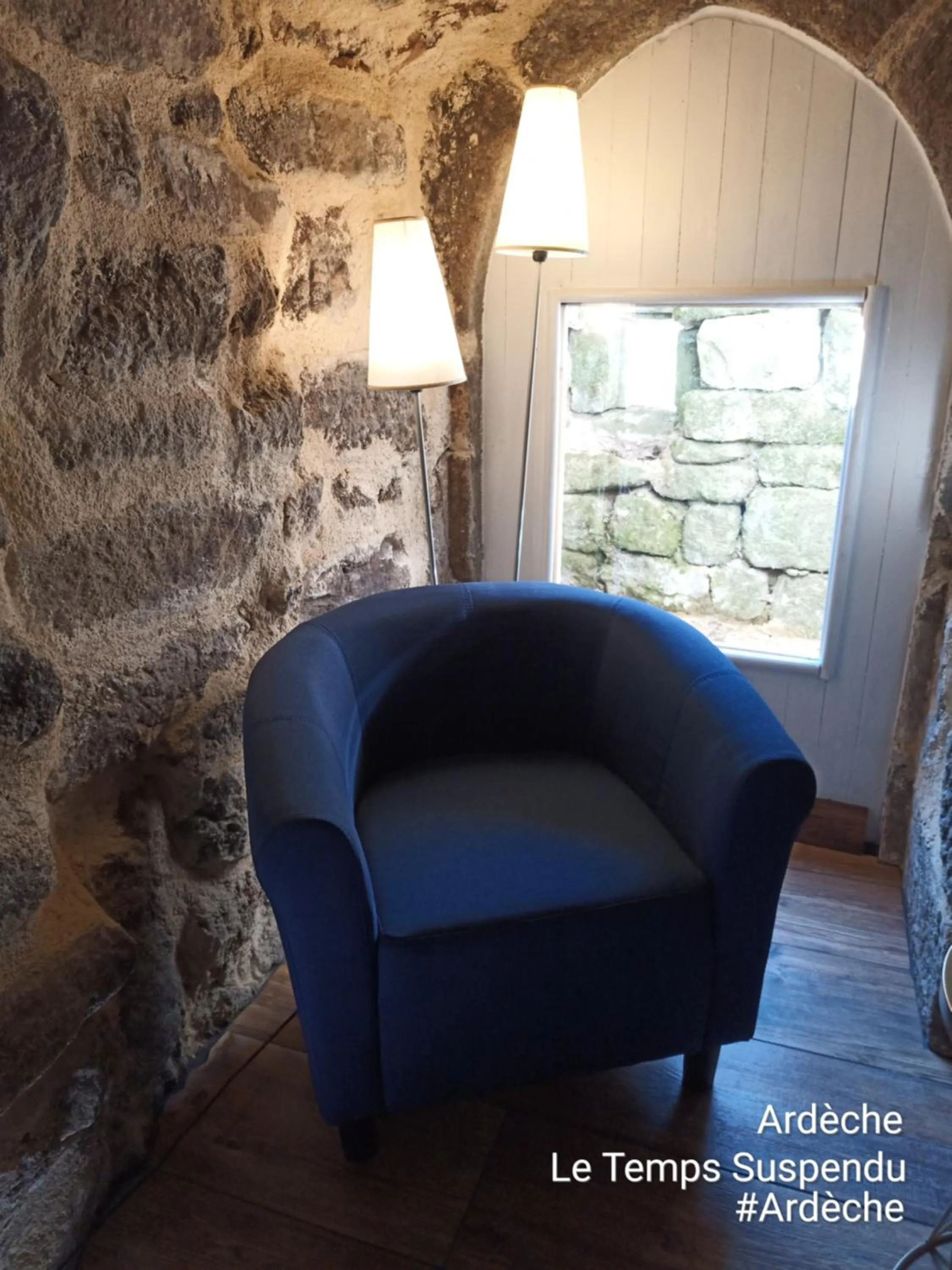 Seating area in Le Temps Suspendu